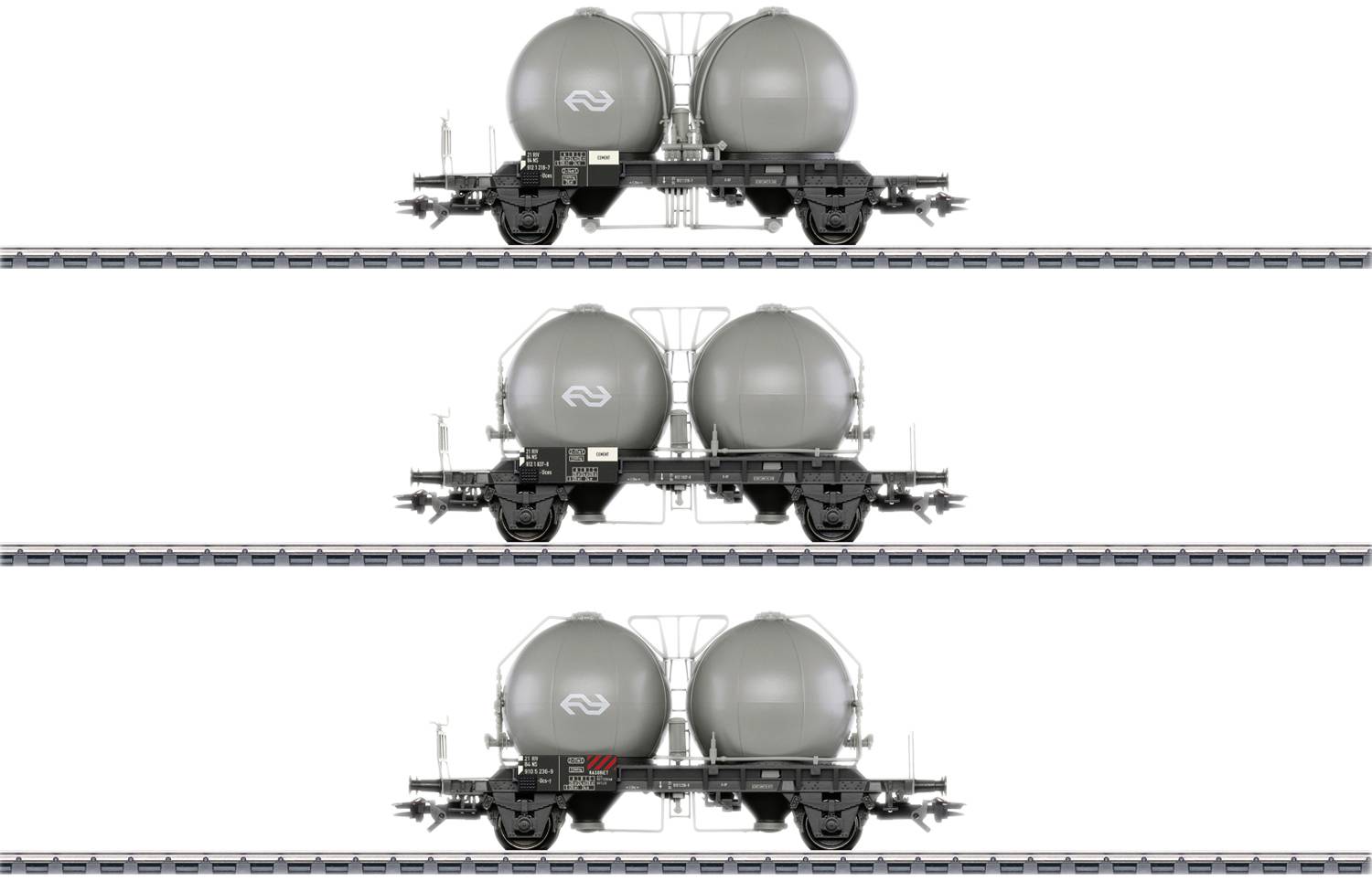 Trois wagons-citernes sur des rails, avec deux réservoirs par wagon. Principalement gris avec différents logos sur les wagons.