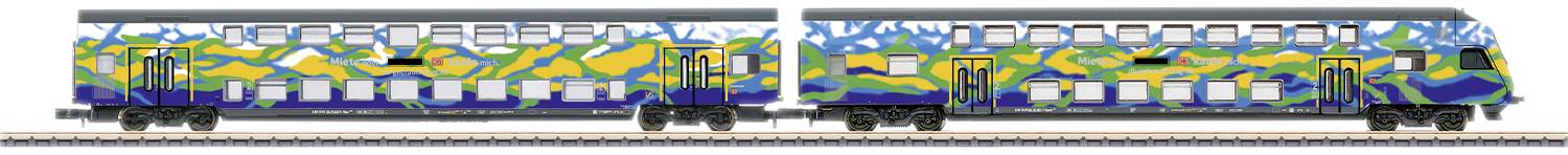 Un train coloré avec des wagons décorés de graffitis. Le train est stationné sur une voie ferrée.