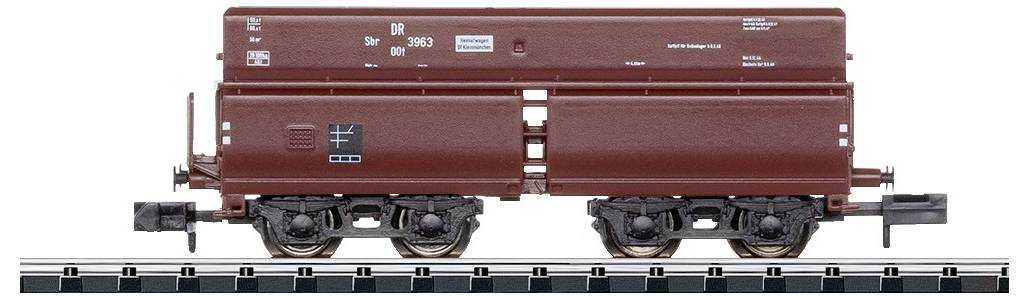 Un wagon de marchandises marron sur une voie ferrée. Le wagon porte des inscriptions et des détails caractéristiques des trains miniatures.