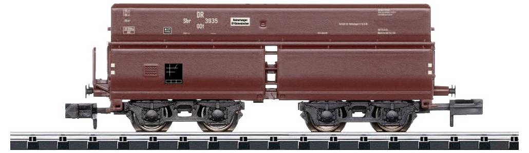 Un wagon de marchandises marron sur une voie ferrée. Le wagon possède quatre roues et porte des inscriptions avec des détails techniques.