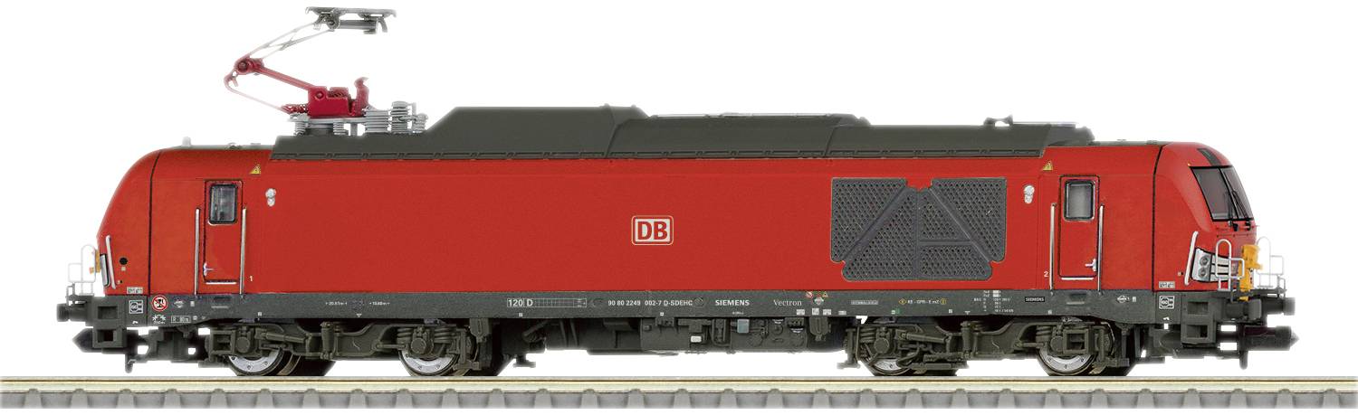 Locomotive électrique rouge de la Deutsche Bahn sur une voie ferrée, vue latérale, lignes nettes et formes marquantes, caractéristiques du transport ferroviaire moderne.