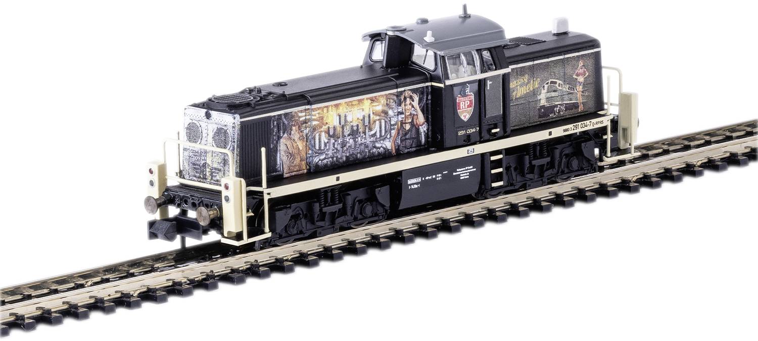 Un train miniature sur un rail. Le train présente des graphiques artistiques sur le côté et des détails en noir et beige.