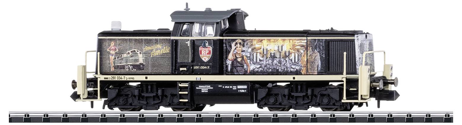 Modèle d'une locomotive noire avec des décorations beiges sur des rails. Sur le côté se trouvent des graphiques détaillés sur le thème du chemin de fer.