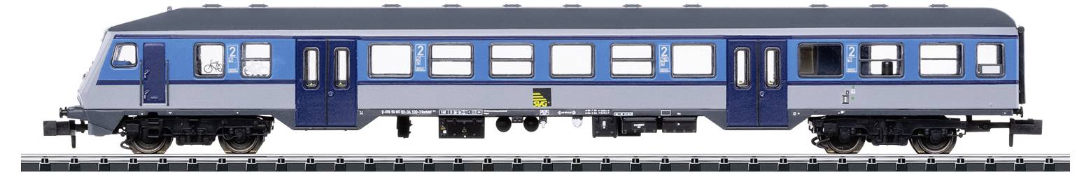 Un wagon de train bleu-gris sur des rails, vue de côté avec plusieurs fenêtres et deux portes.