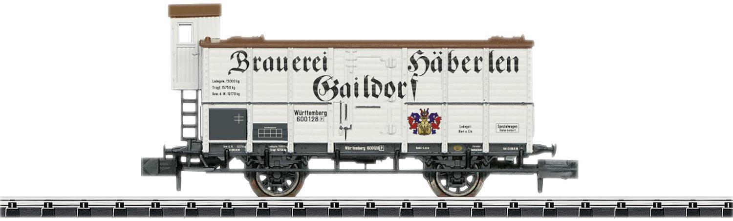 Un wagon de marchandises de train miniature portant l'inscription 'Brasserie Gaildorf Häberlen'. Blanc avec des détails et des armoiries bruns, sur des rails.