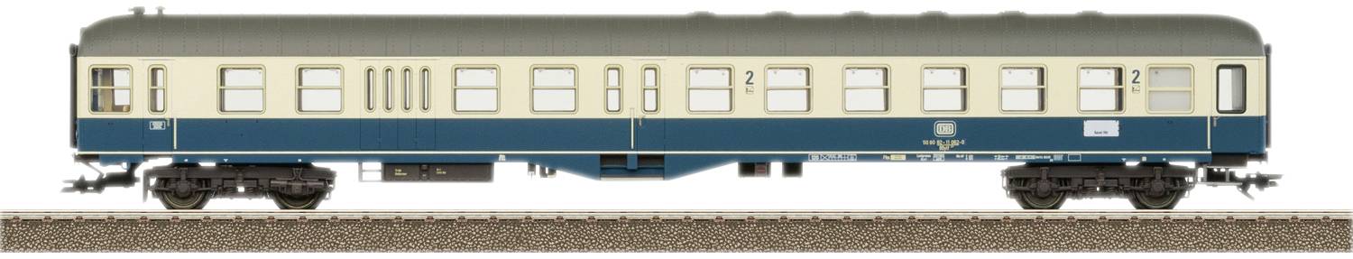 Un wagon de chemin de fer de deuxième classe bleu et beige sur des rails, avec la porte et les fenêtres fermées.