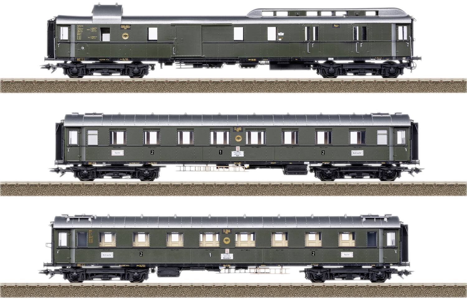 Trois wagons de train miniatures verts sur des rails : un fourgon à bagages, une voiture de voyageurs et un wagon-restaurant de style historique.
