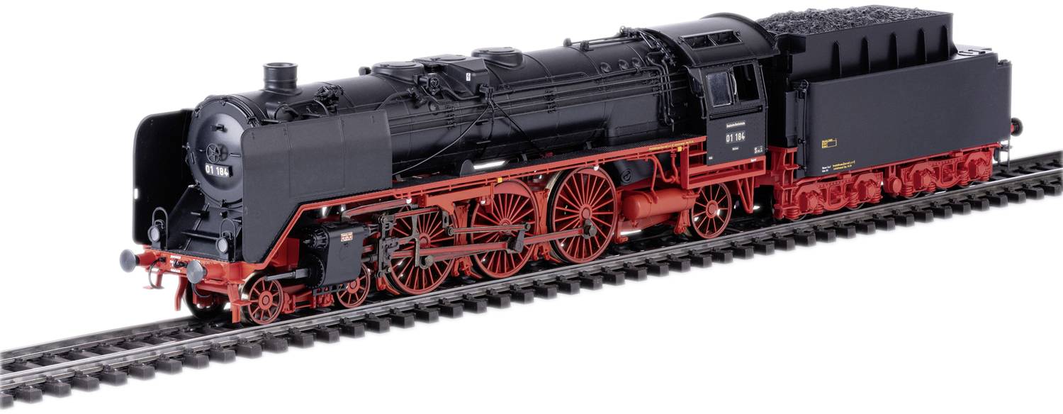 Une locomotive à vapeur noire avec des roues rouges roule sur une voie ferrée.