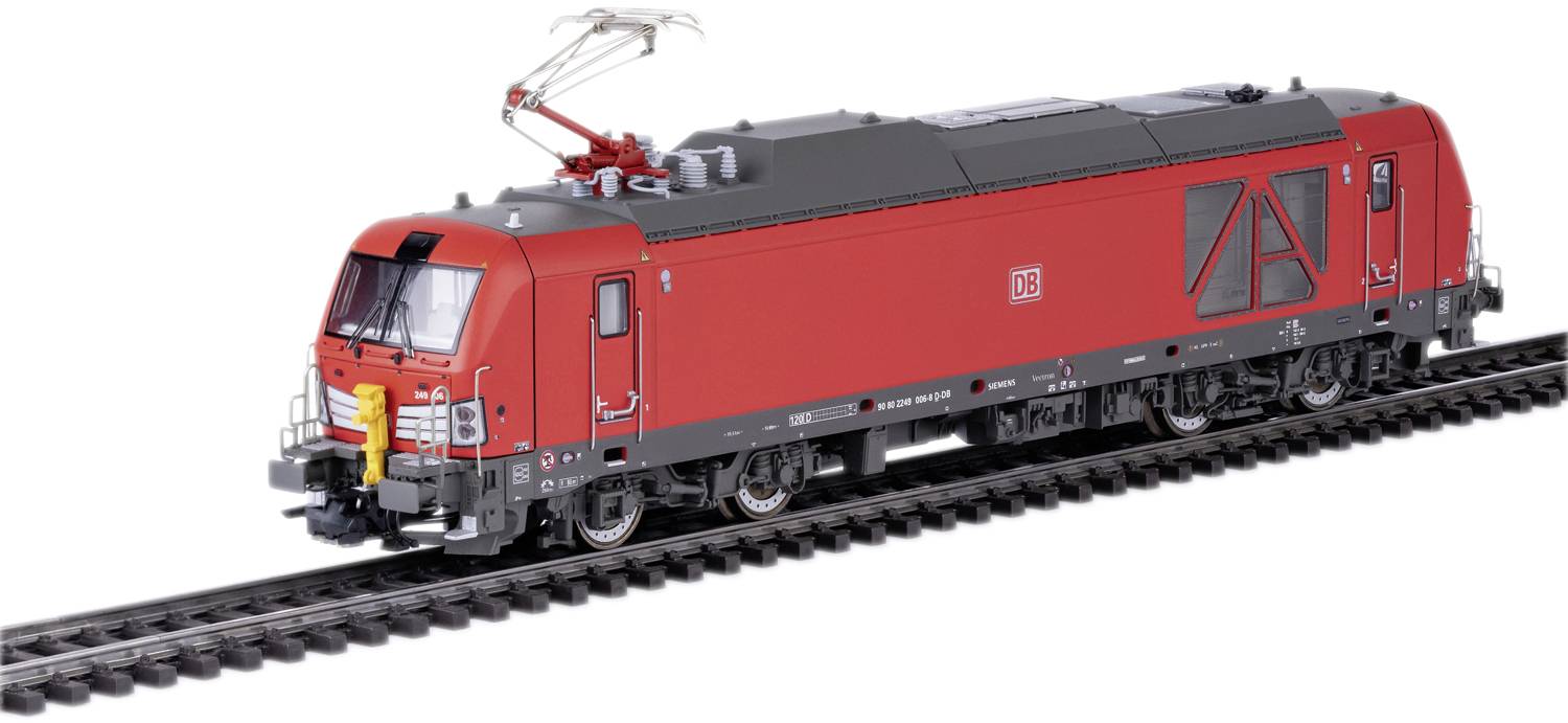 Un train de marchandises rouge de la Deutsche Bahn sur des voies ferrées, illustrant le design moderne et l'utilisation dans le transport.