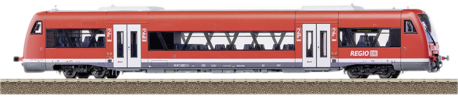 Un train régional rouge de DB Regio est stationné sur une voie. Le train possède plusieurs portes et fenêtres et est conçu pour le transport de passagers.