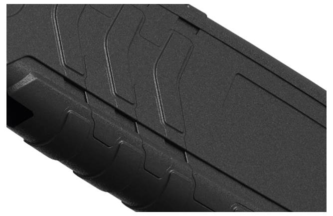 Poignée en plastique gris-noir, structurée de manière ergonomique avec des rainures, vue détaillée d'une surface diagonale.