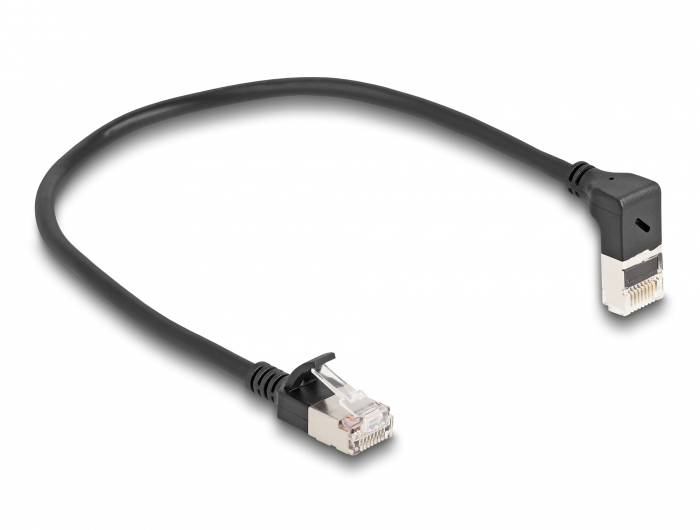 Câble Ethernet avec connecteur coudé d'un côté et connecteur droit de l'autre, sur fond blanc.