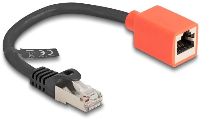Un câble Ethernet noir avec un adaptateur orange qui possède une prise à une extrémité et une fiche à l'autre extrémité.
