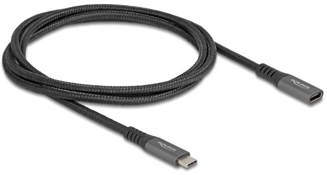 Un câble USB-C noir au design tressé, montrant ses deux extrémités. L'une des extrémités est mâle, l'autre femelle.
