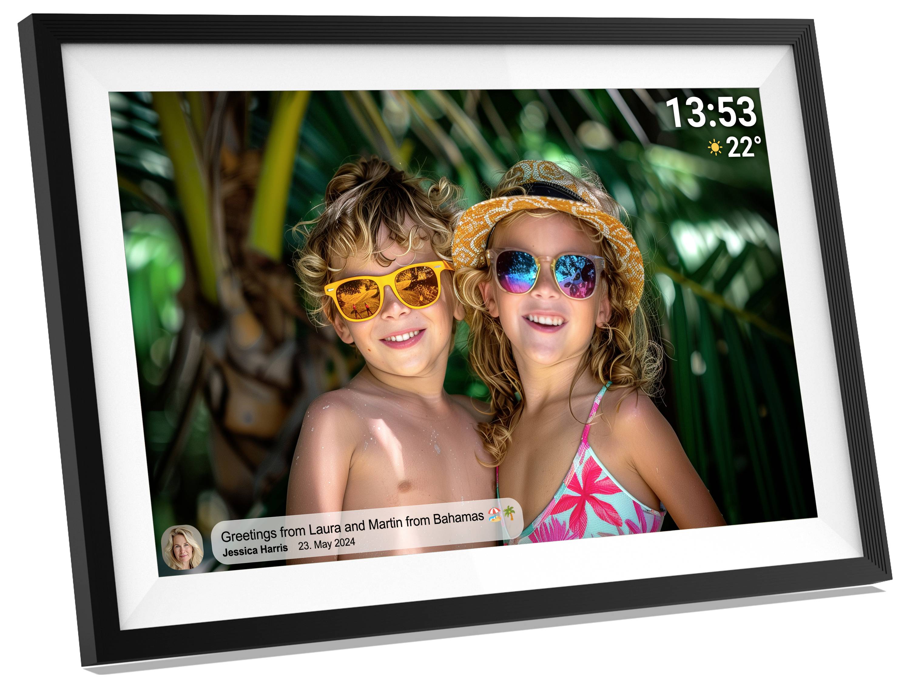 Deux enfants souriants en maillot de bain et lunettes de soleil se tiennent devant des palmiers. Un affichage numérique indique « Salutations de Laura et Martin depuis les Bahamas ».