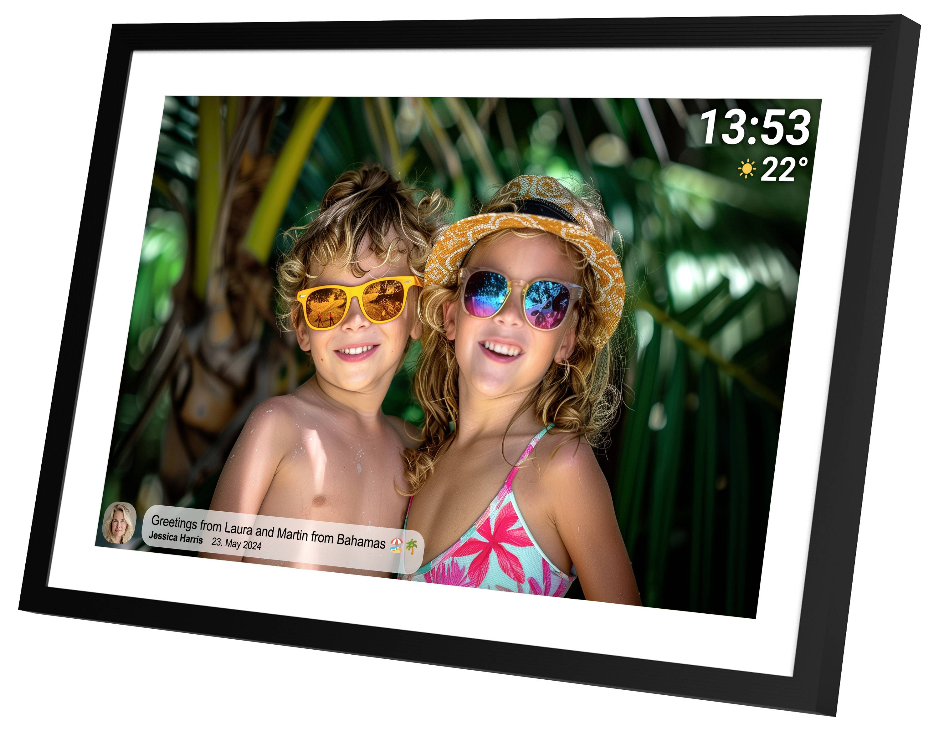 Deux enfants en tenue de bain et lunettes de soleil sourient devant un décor tropical. En haut à droite, l'heure et la température.