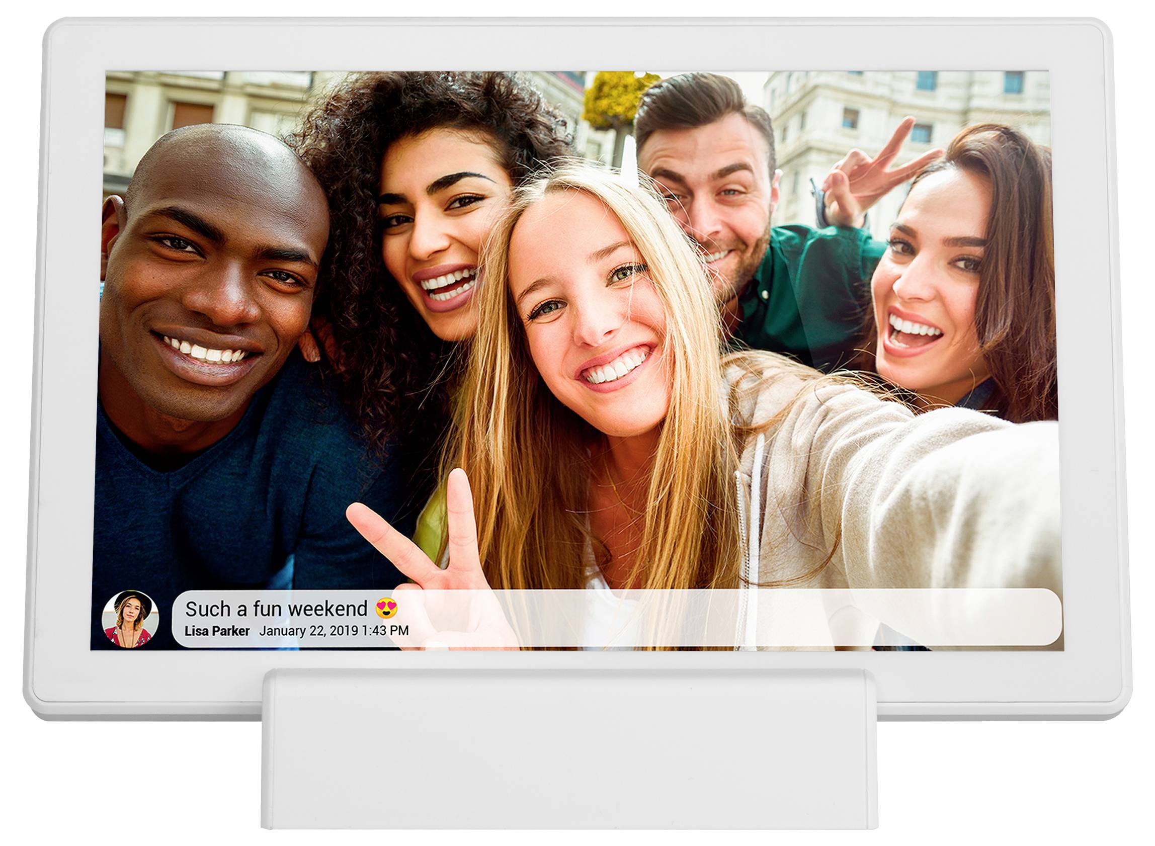 Un groupe de cinq personnes joyeuses prend un selfie en extérieur. Un texte sur l'image dit : « Un week-end si amusant ».