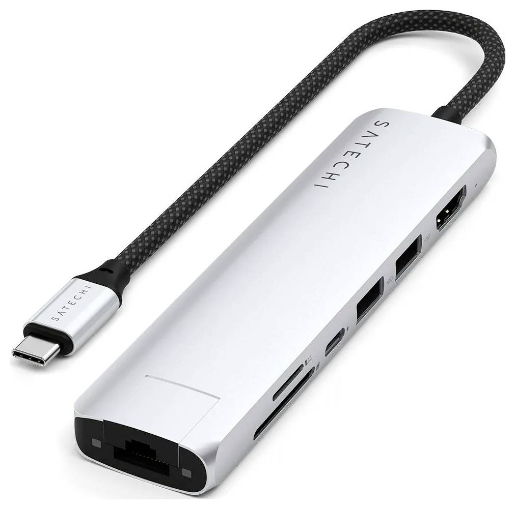 Un hub USB-C argenté avec port Ethernet, port HDMI, trois ports USB-A et deux lecteurs de cartes, relié par un câble tressé.