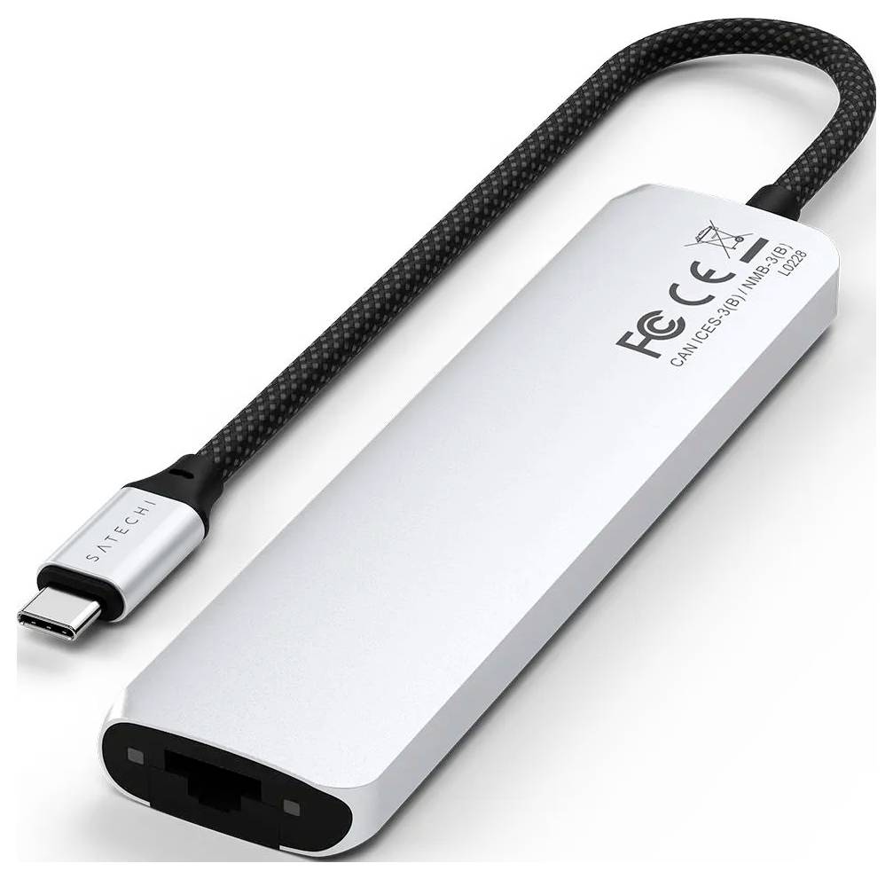 Un adaptateur USB-C argenté de Satechi avec un câble noir intégré. Il dispose d'un port Ethernet et est marqué des symboles CE et FCC.