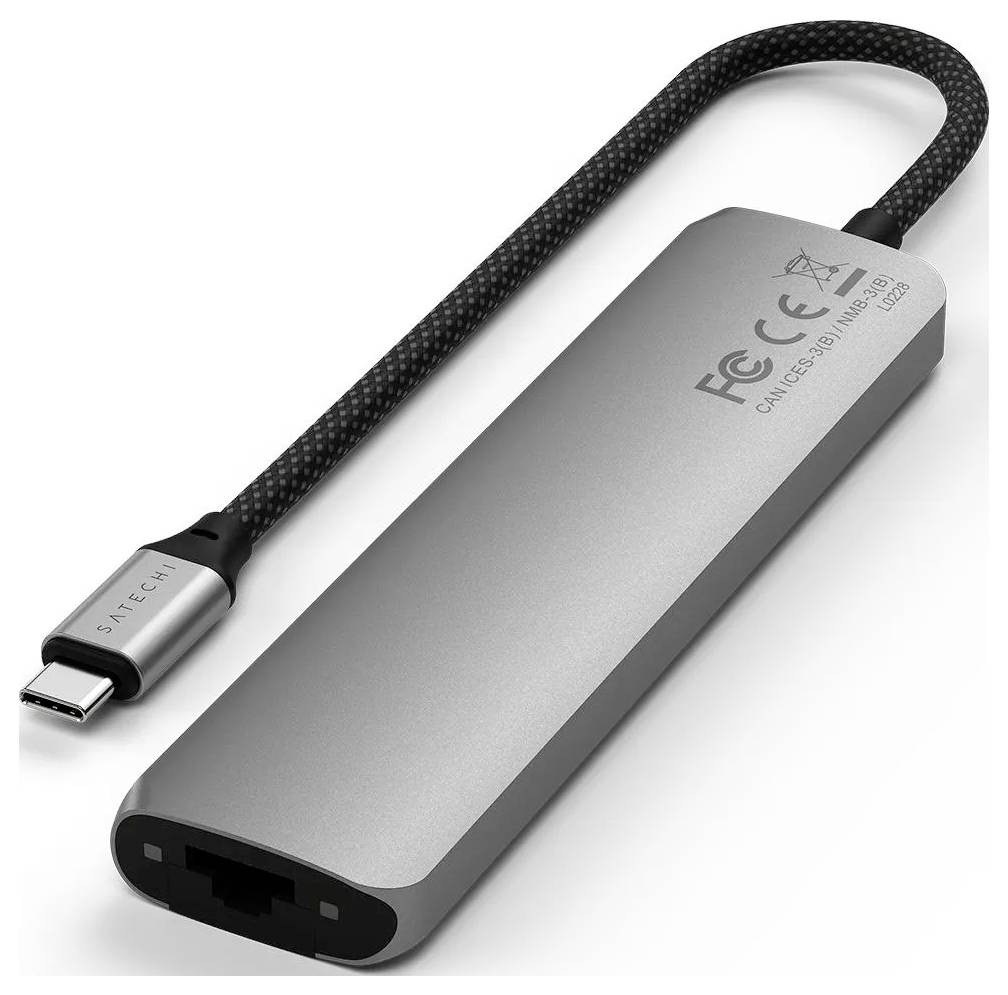 Un adaptateur USB-C argenté avec plusieurs ports, dont un port Ethernet, marqué des logos CE et FCC.