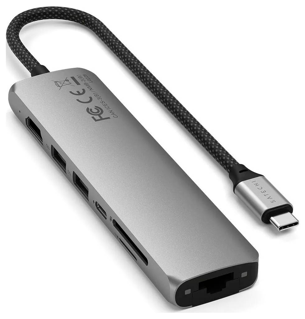 Adaptateur USB-C multiport : Ethernet, USB-A, HDMI, lecteur de carte SD. Texte sur l'adaptateur : 'Satechi, Adaptateur Multiport USB-C'