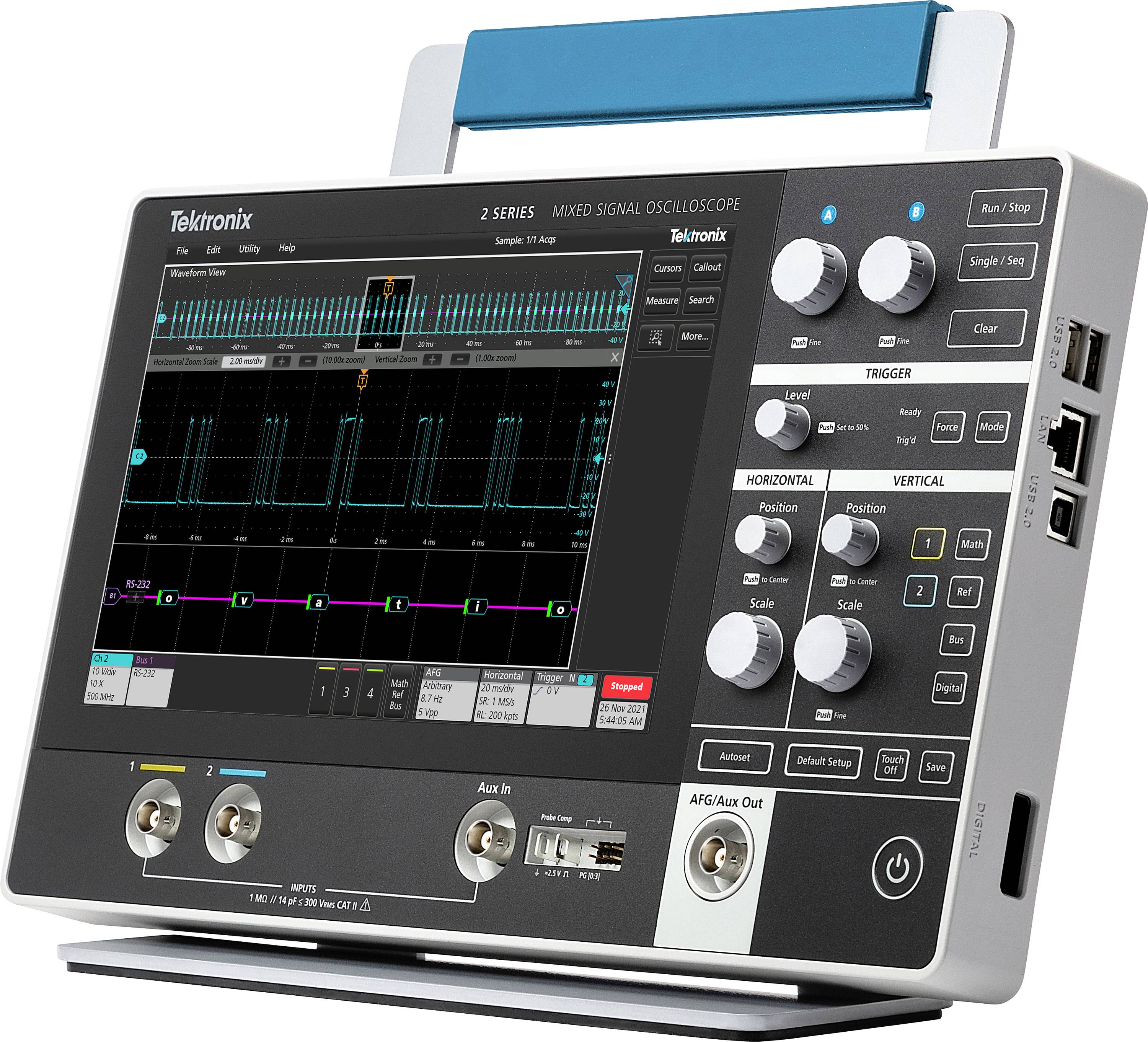 Un oscilloscope affiche des motifs de signaux numériques sur un écran, entouré de commandes pour les réglages et les mesures.