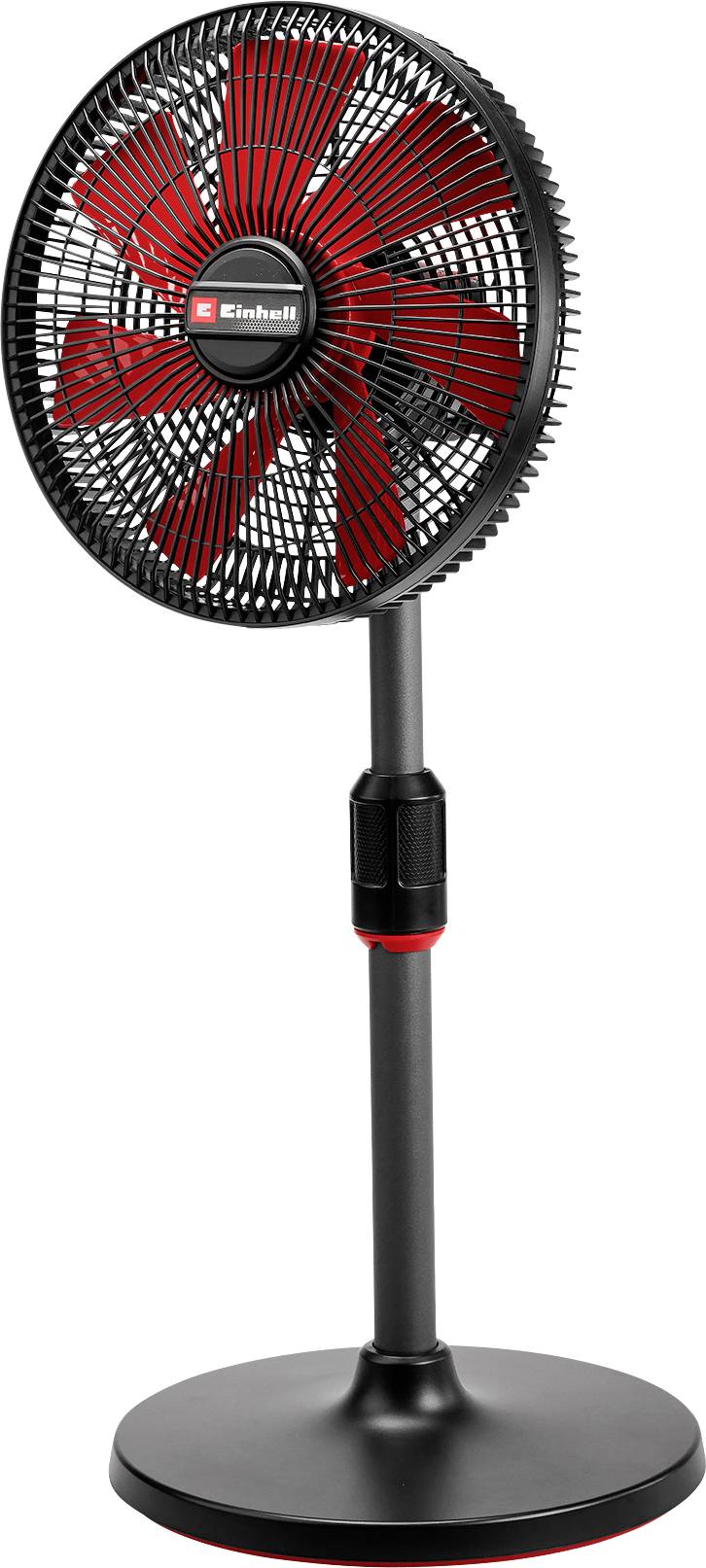 Un ventilateur sur pied noir avec des pales rouges et une hauteur réglable est placé devant un fond neutre.