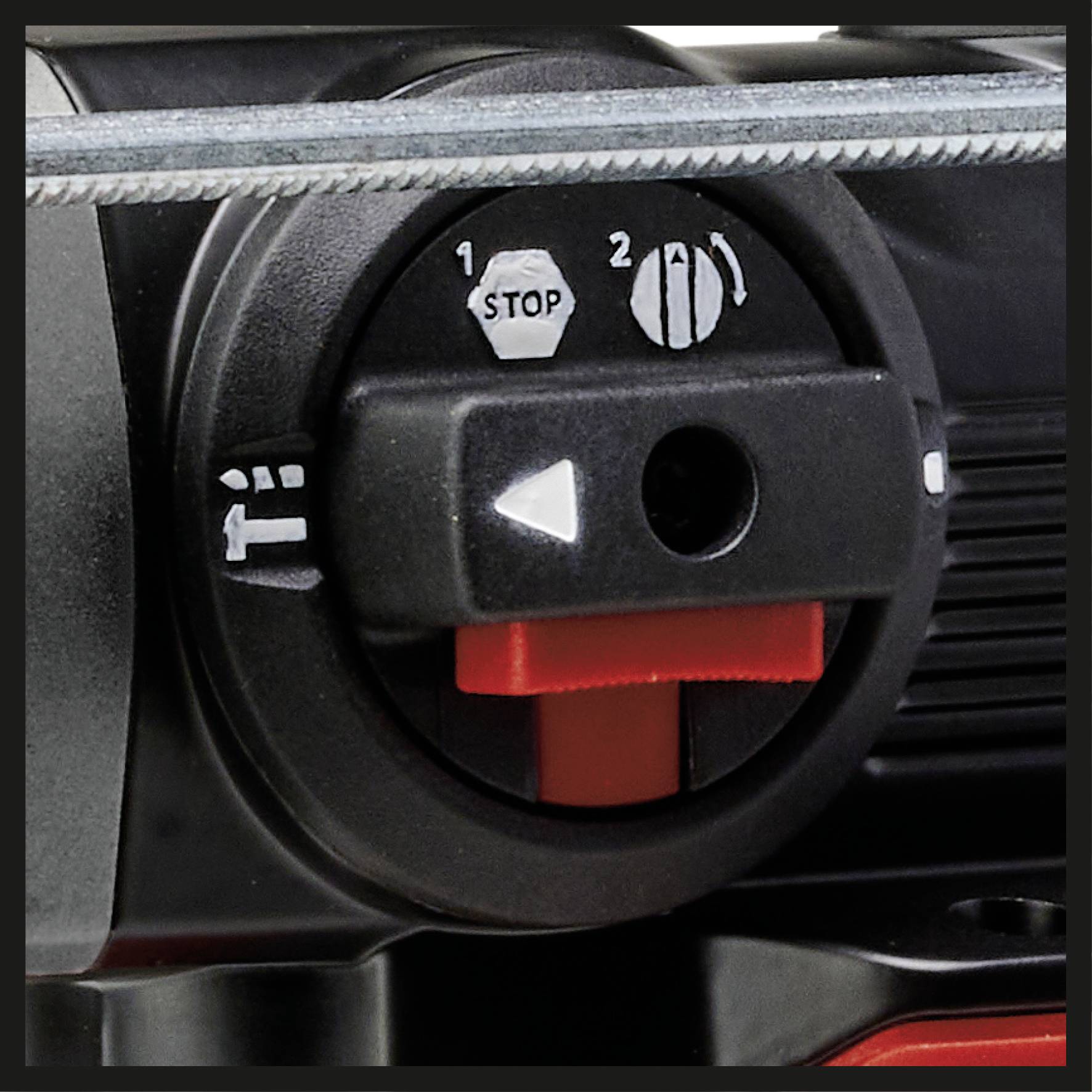 Gros plan d'un interrupteur sur un appareil avec les niveaux '1' et '2' ainsi qu'un symbole 'Stop' ; bouton rotatif noir avec un élément de commande rouge.