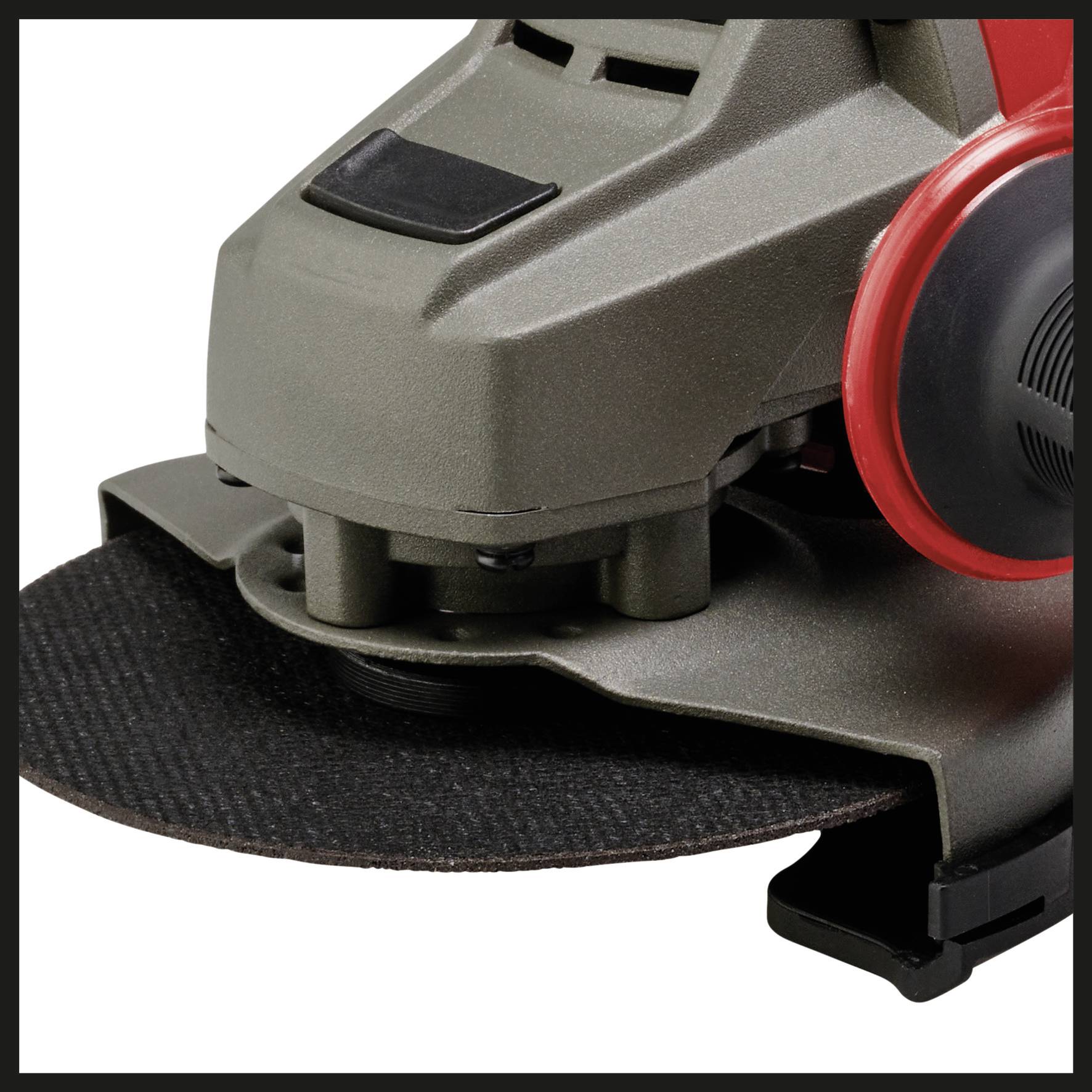 Une meuleuse d'angle. Gros plan sur l'outil de meulage avec capot de protection et disque abrasif. Adaptée pour l'usinage des métaux.