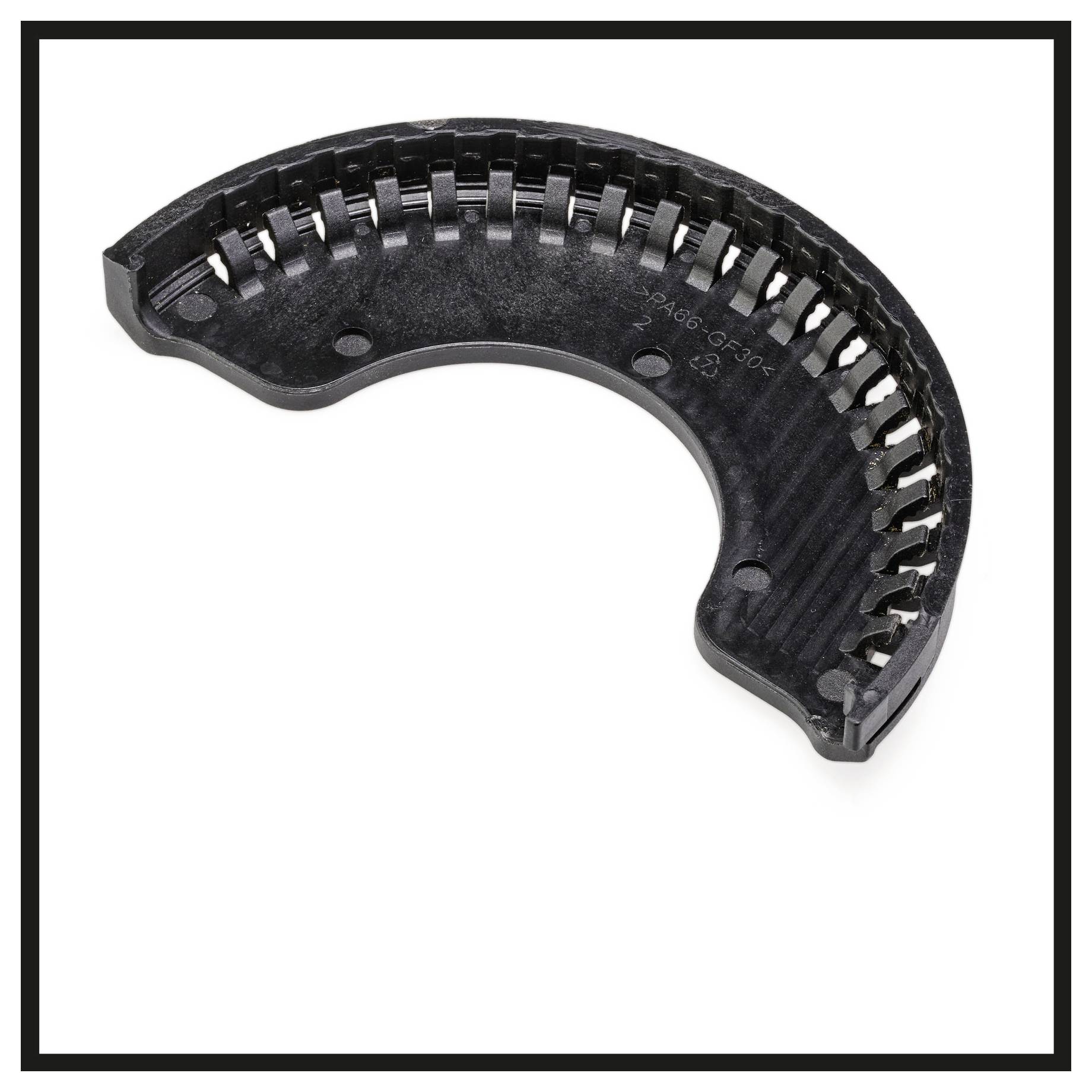 Pièce en plastique semi-circulaire avec une surface intérieure dentée, probablement un composant mécanique destiné à l'assemblage.