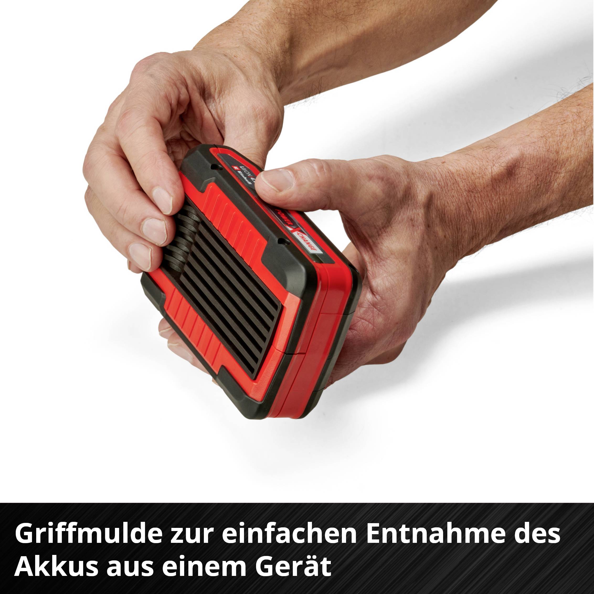 Une main tient une batterie rouge avec une encoche de préhension. La batterie est retirée d'un appareil. En dessous, il est écrit : « Encoche de préhension pour un retrait facile de la batterie d'un appareil ».