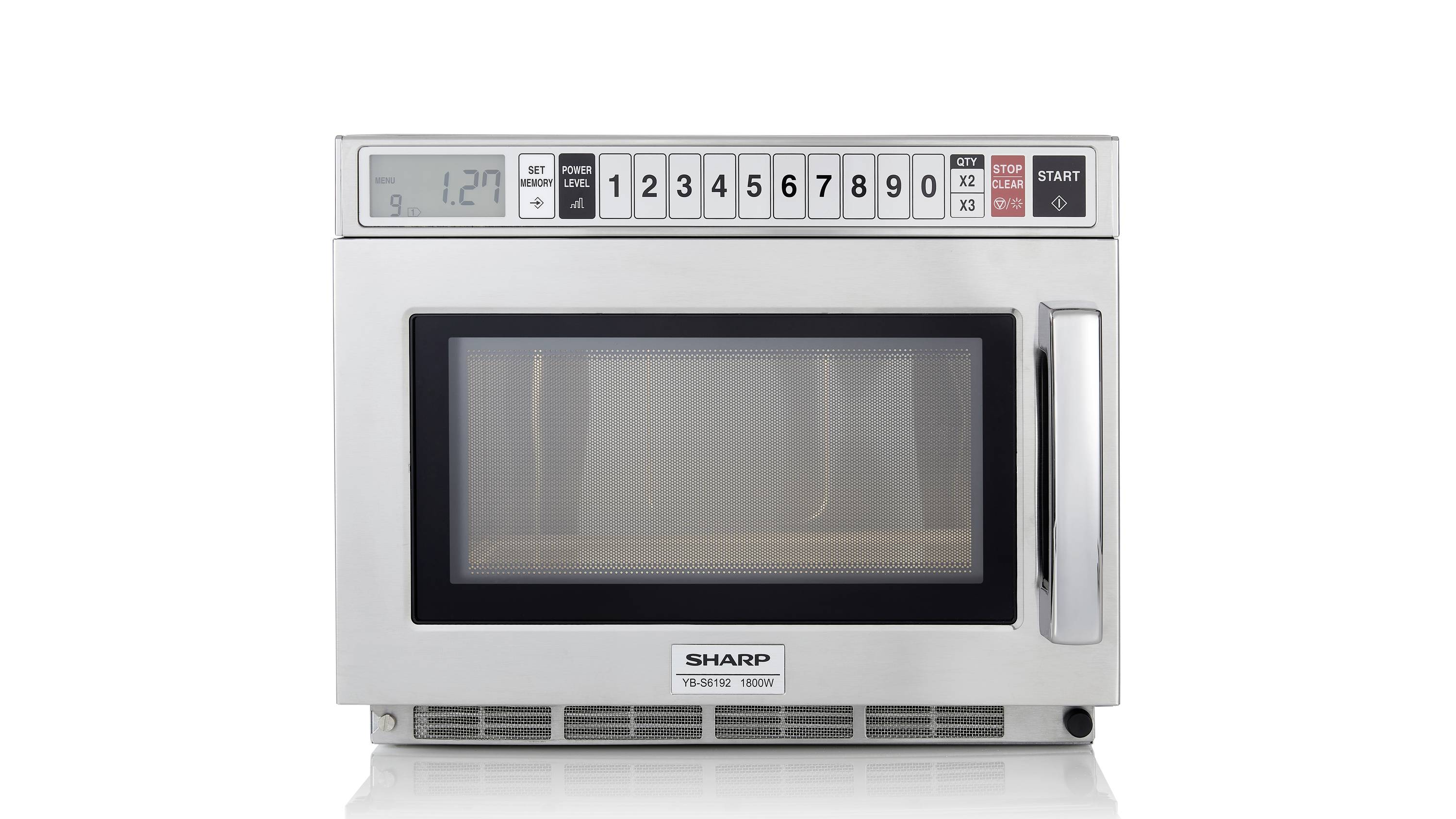 Un micro-ondes avec un affichage numérique du temps en haut à gauche et des touches numérotées au-dessus. La marque 'Sharp' est indiquée en bas.