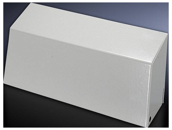 Boîtier métallique gris rectangulaire à dessus biseauté, sur un fond sombre. Adapté au montage de composants électroniques.