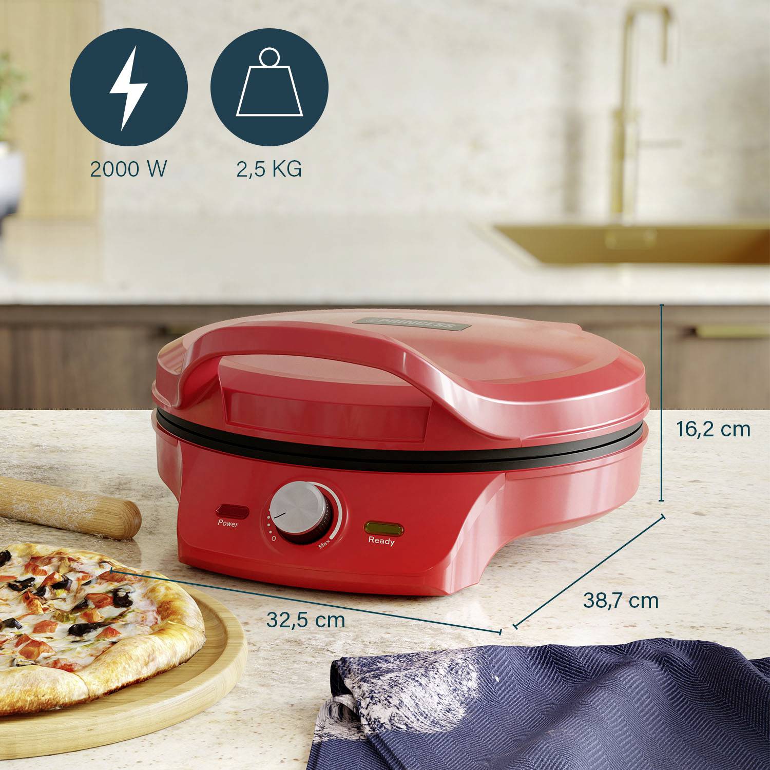 Four à pizza rouge sur un plan de travail de cuisine, indiquant 2000 W, 2,5 KG. Dimensions : 16,2 cm de hauteur, 32,5 cm de largeur, 38,7 cm de profondeur. Pizza à l'avant.