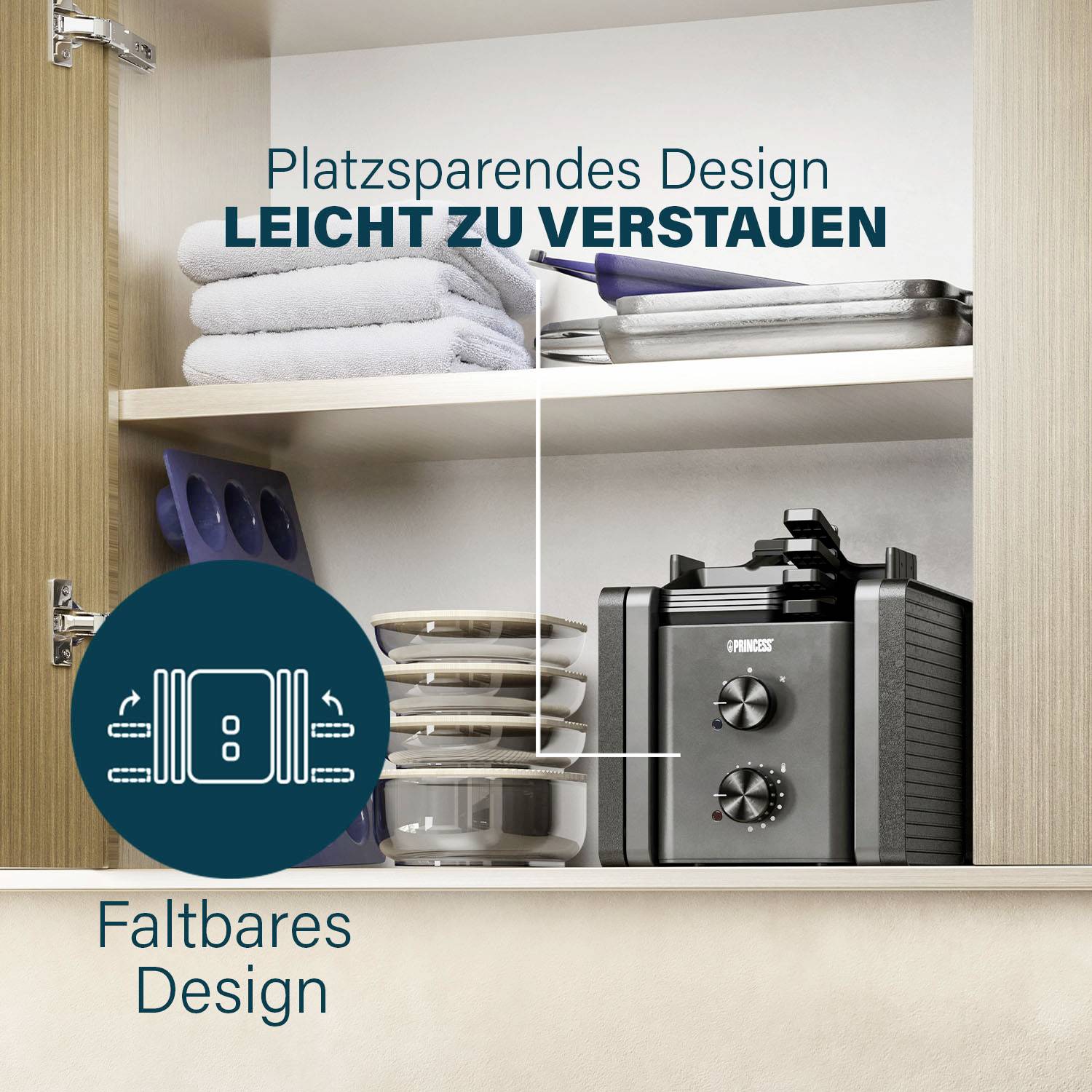 Un placard de cuisine présente un design économe en espace avec un robot culinaire plié, des assiettes empilées et des serviettes disposées au-dessus.