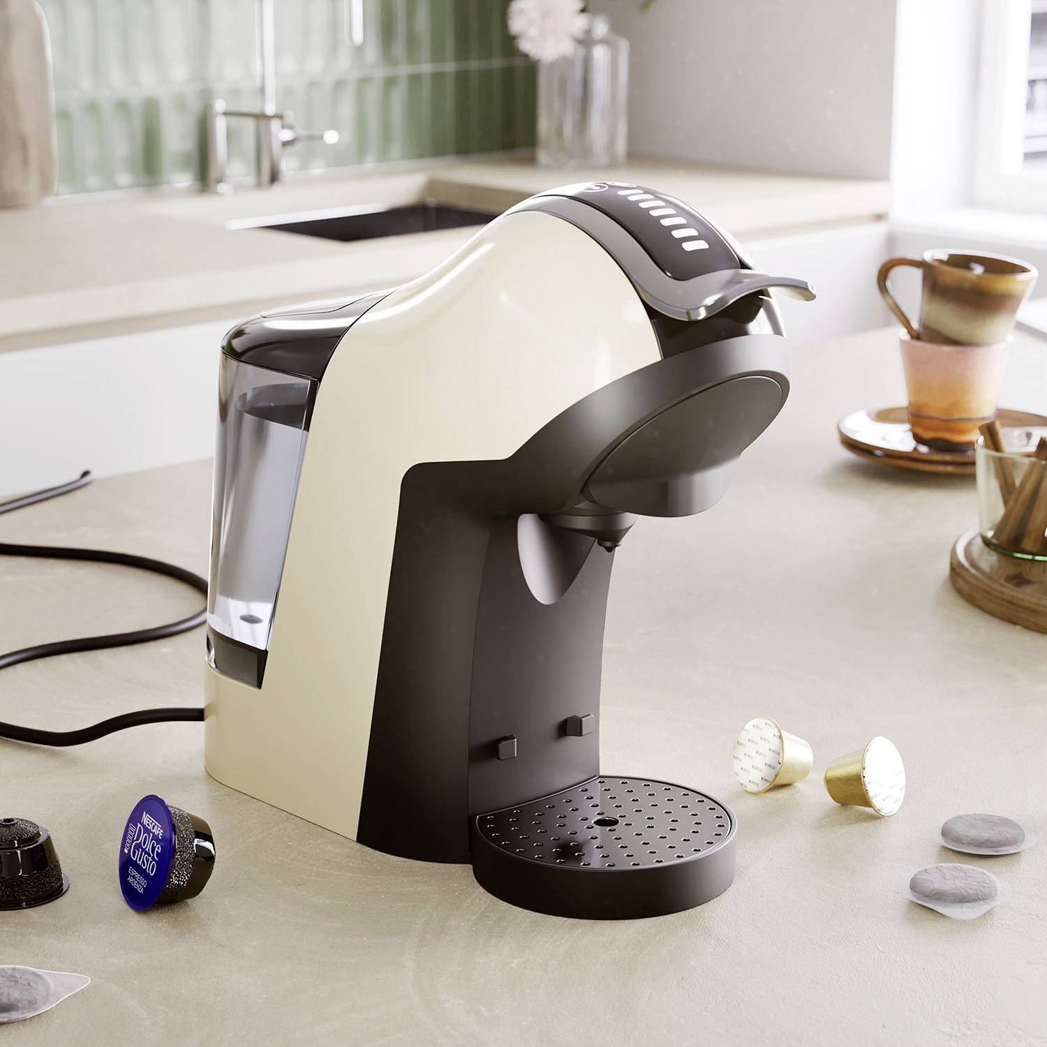 Une machine à café sur un plan de travail de cuisine avec des capsules de café à côté. À l'arrière-plan, on aperçoit un évier et des tasses.