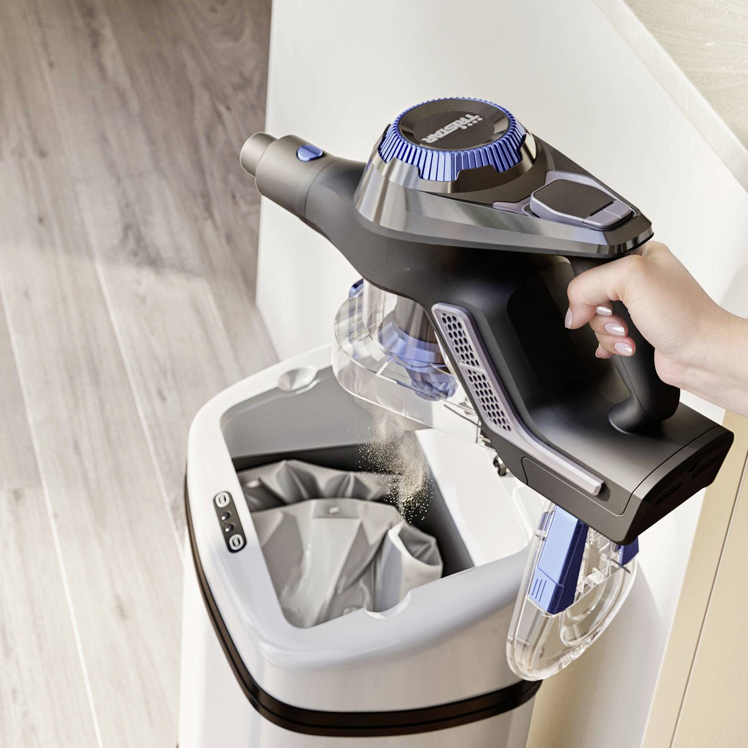 Une main vide le réservoir à poussière d'un aspirateur sans fil dans une poubelle. La poussière tombe proprement à l'intérieur.