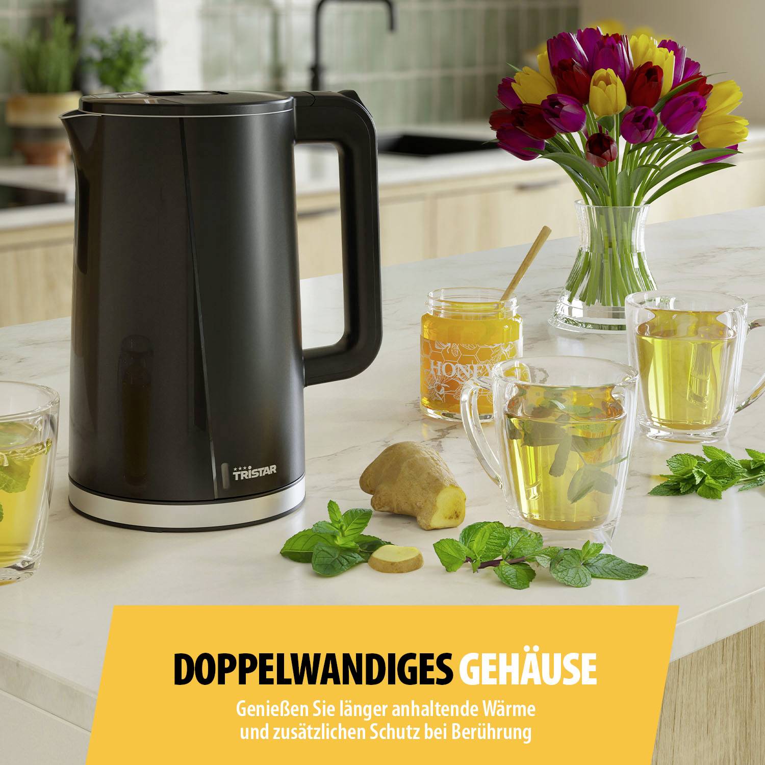 Cafetière isolante double paroi sur un plan de travail de cuisine, entourée de deux verres de thé, d'un pot de miel et d'un vase de fleurs. Texte : 'Boîtier à double paroi'.