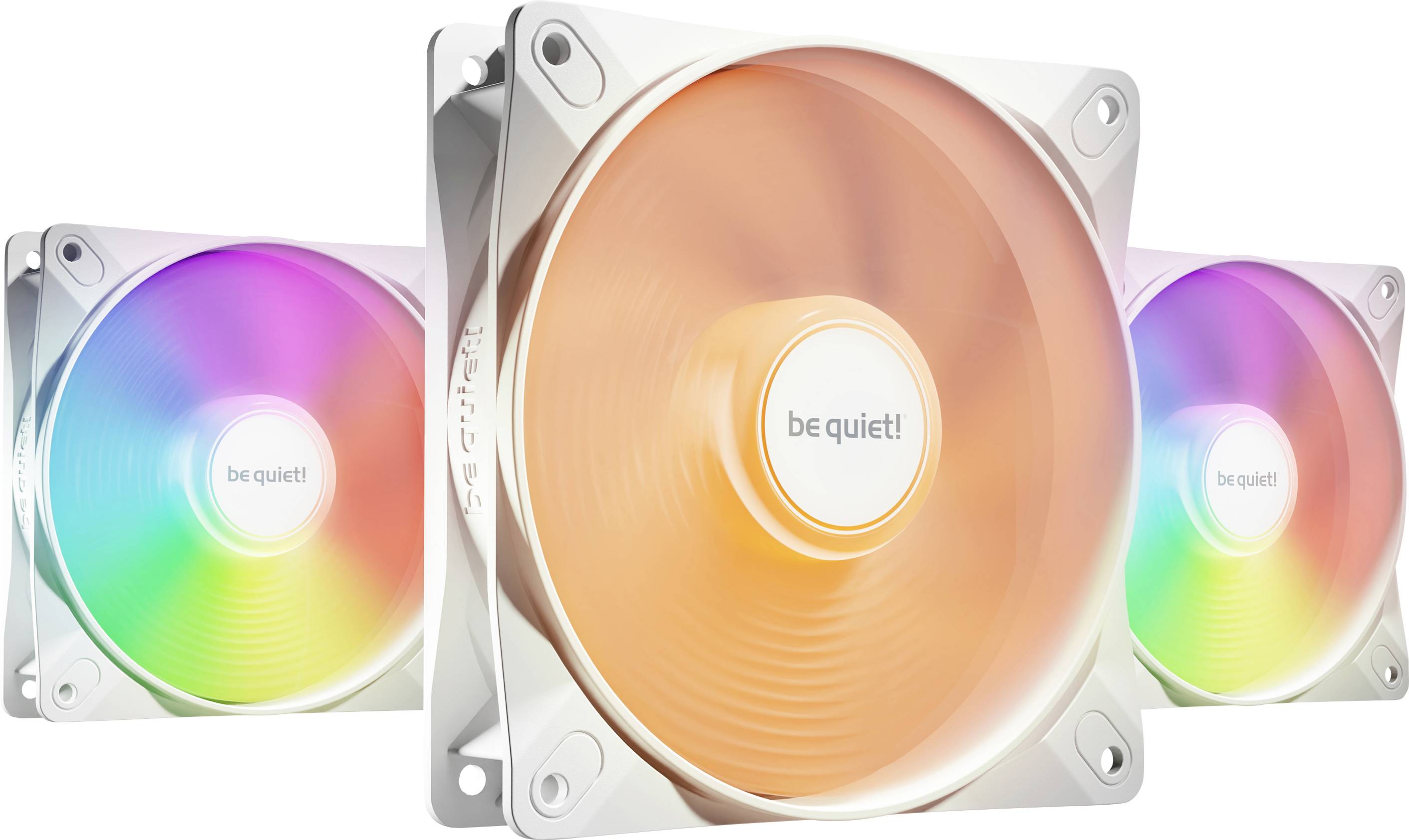 Trois ventilateurs de boîtier d'ordinateur de la marque 'be quiet!' en blanc, illuminés en couleurs RGB. Ils tournent, montrant leurs effets de vibration et de lumière.