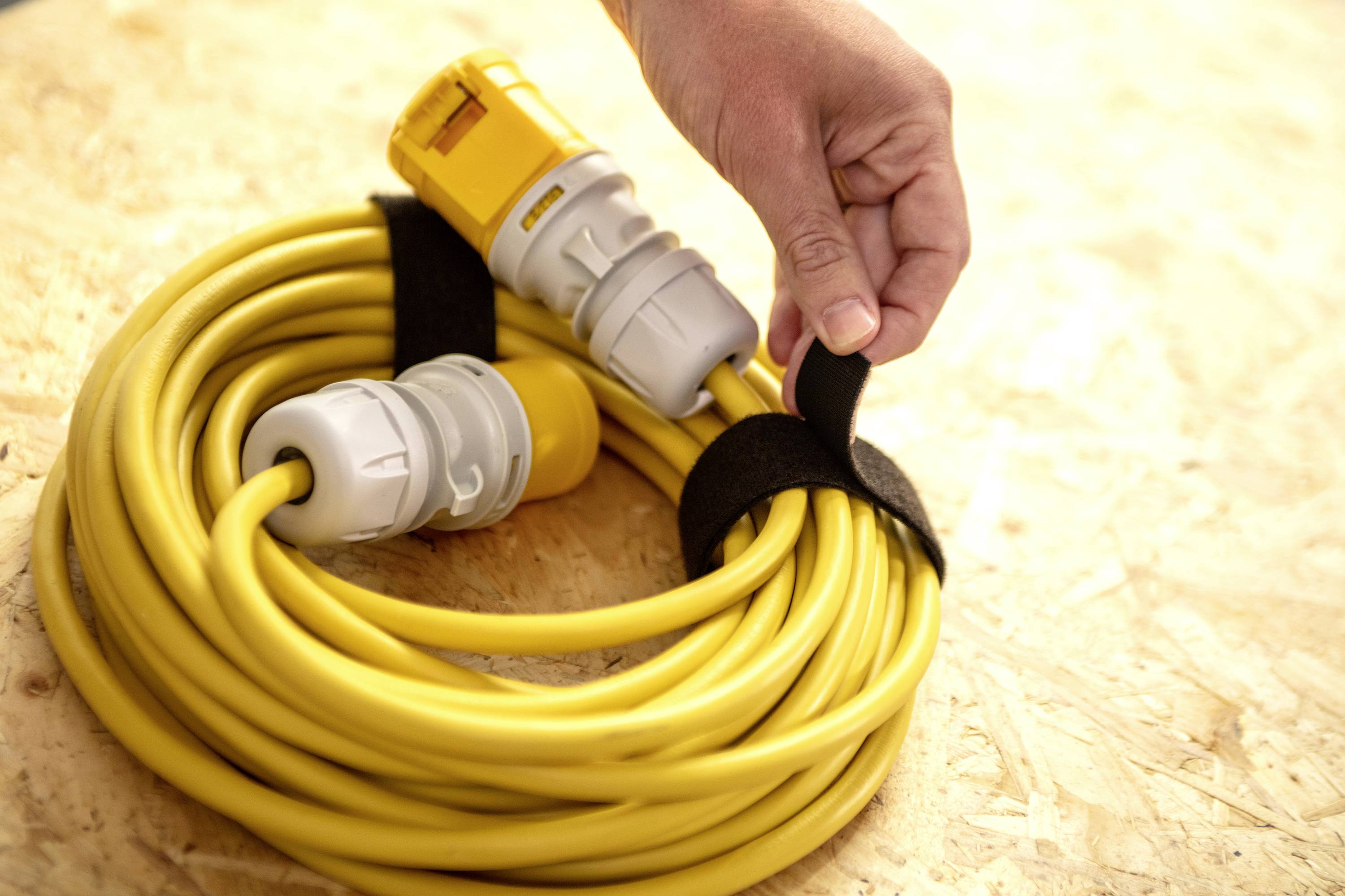 VELCRO® universel Bande auto-agrippante pour grouper partie velours et partie agrippante (L x l) 15 m x 3 cm noir 15 m