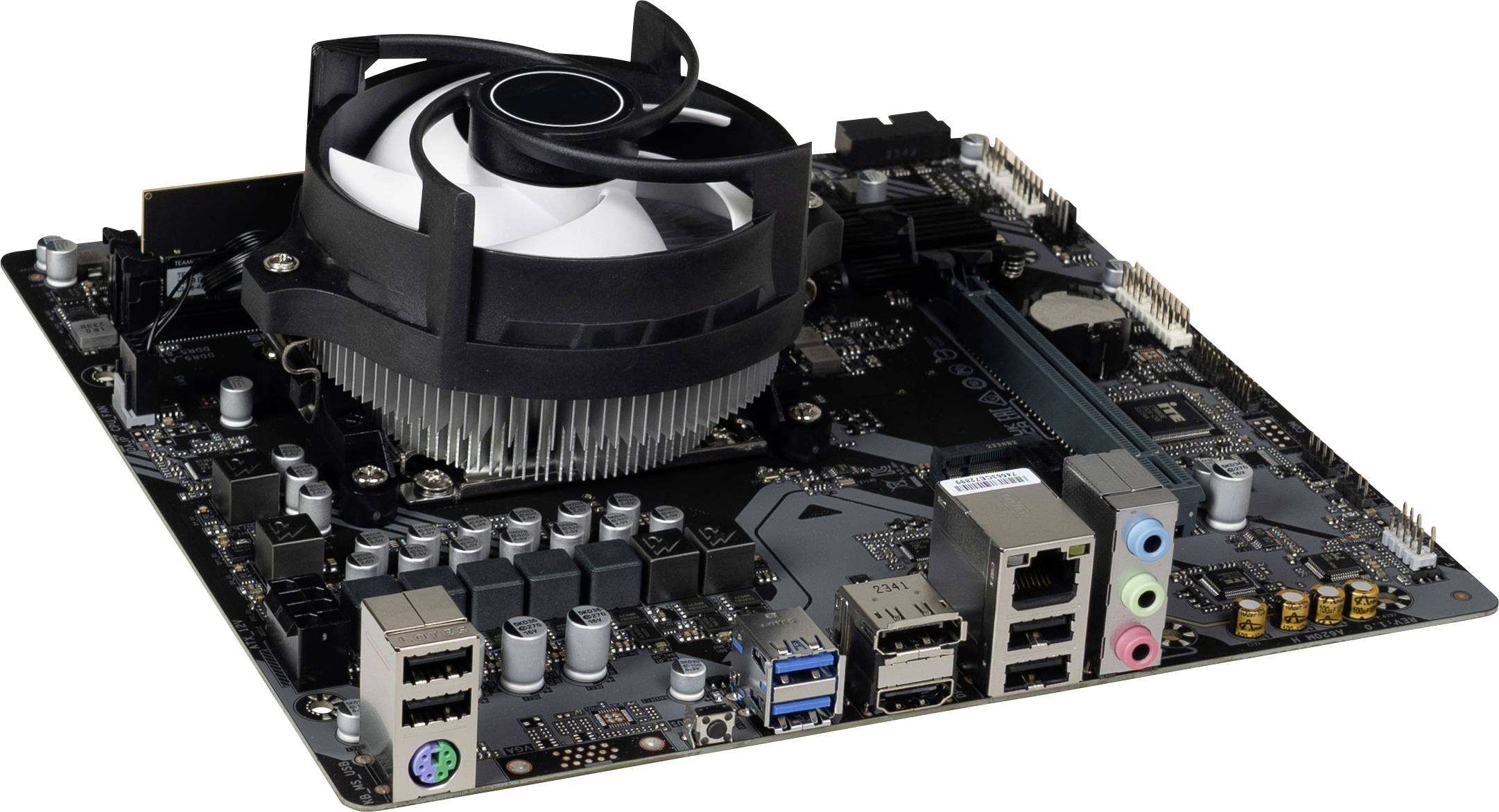 Une carte mère d'ordinateur avec un dissipateur thermique de processeur intégré, plusieurs ports USB et des prises audio, prête à être installée dans un boîtier.