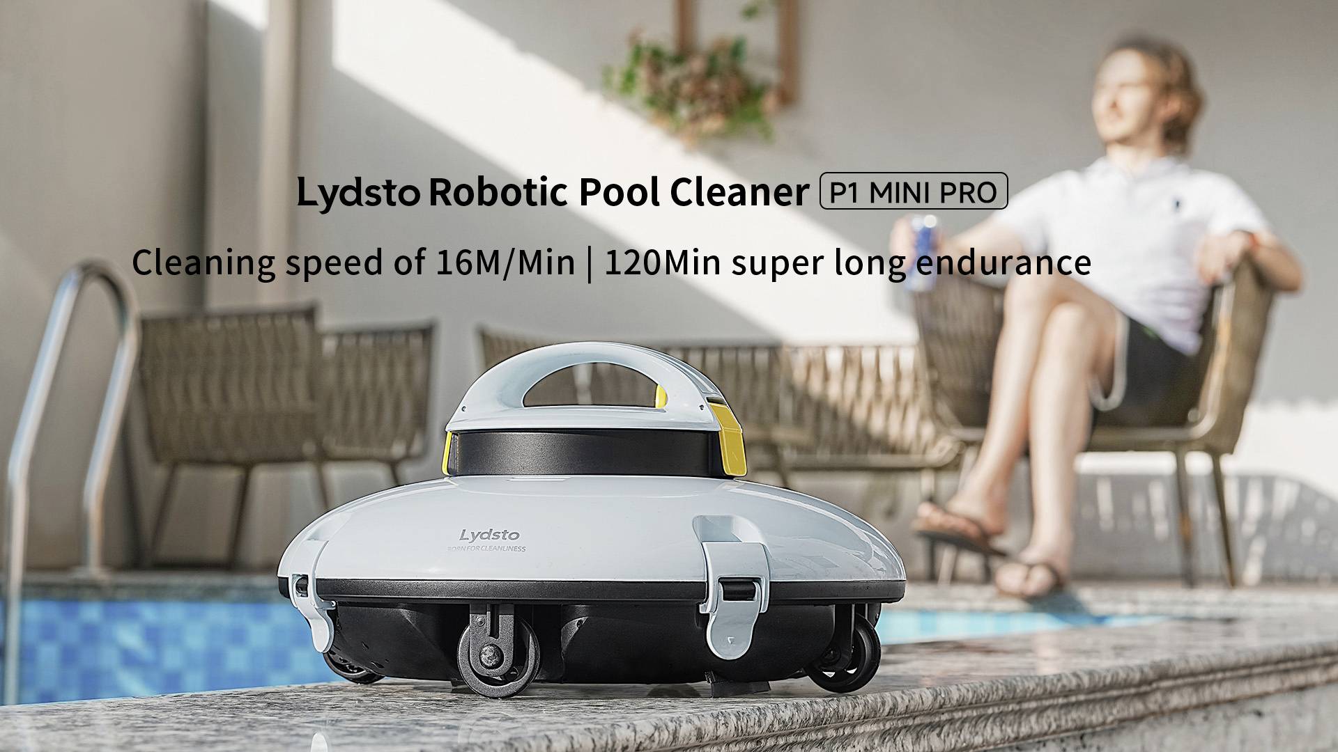 'Lydsto Robotic Pool Cleaner P1 Mini Pro' à côté d'une piscine. Une personne est assise de manière détendue en arrière-plan. Vitesse de nettoyage : 16 m/min, autonomie : 120 min.