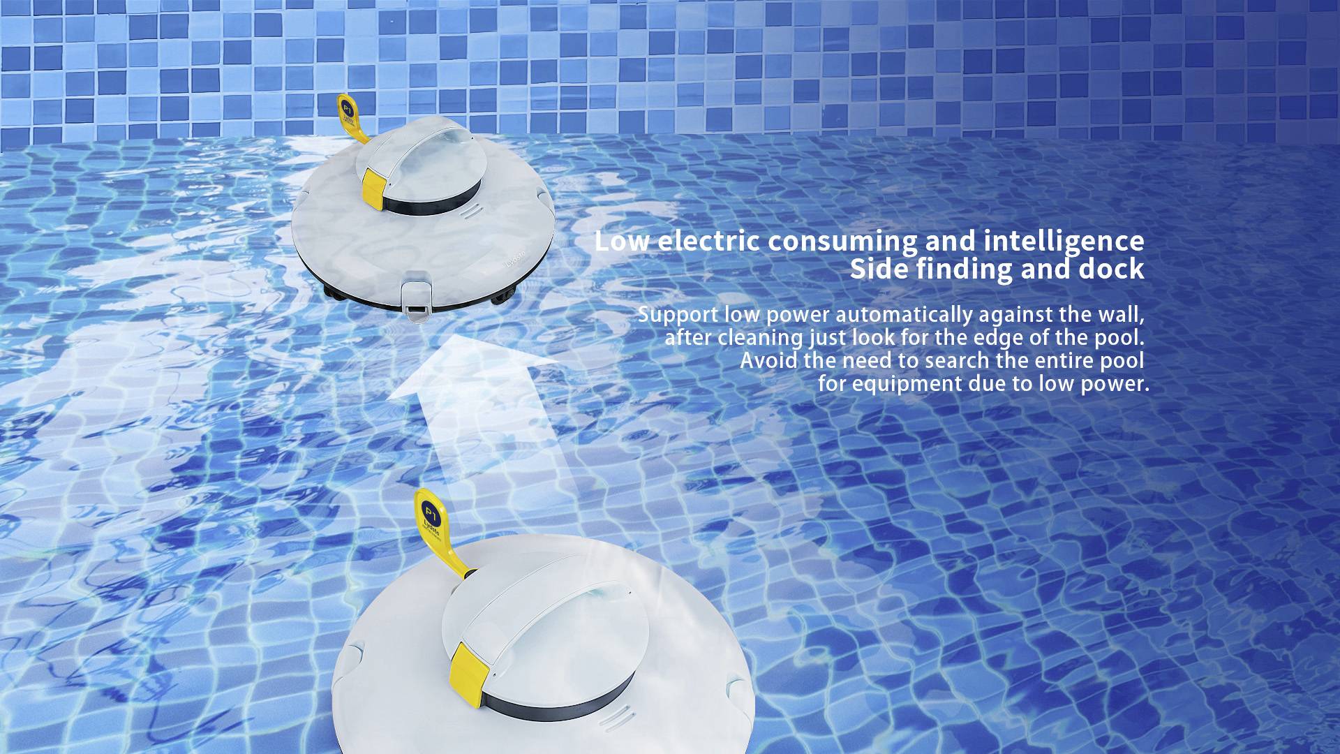 Robot de nettoyage de piscine naviguant dans l'eau d'une piscine carrelée. Le texte décrit des fonctions économes en énergie et une technologie d'amarrage automatique.