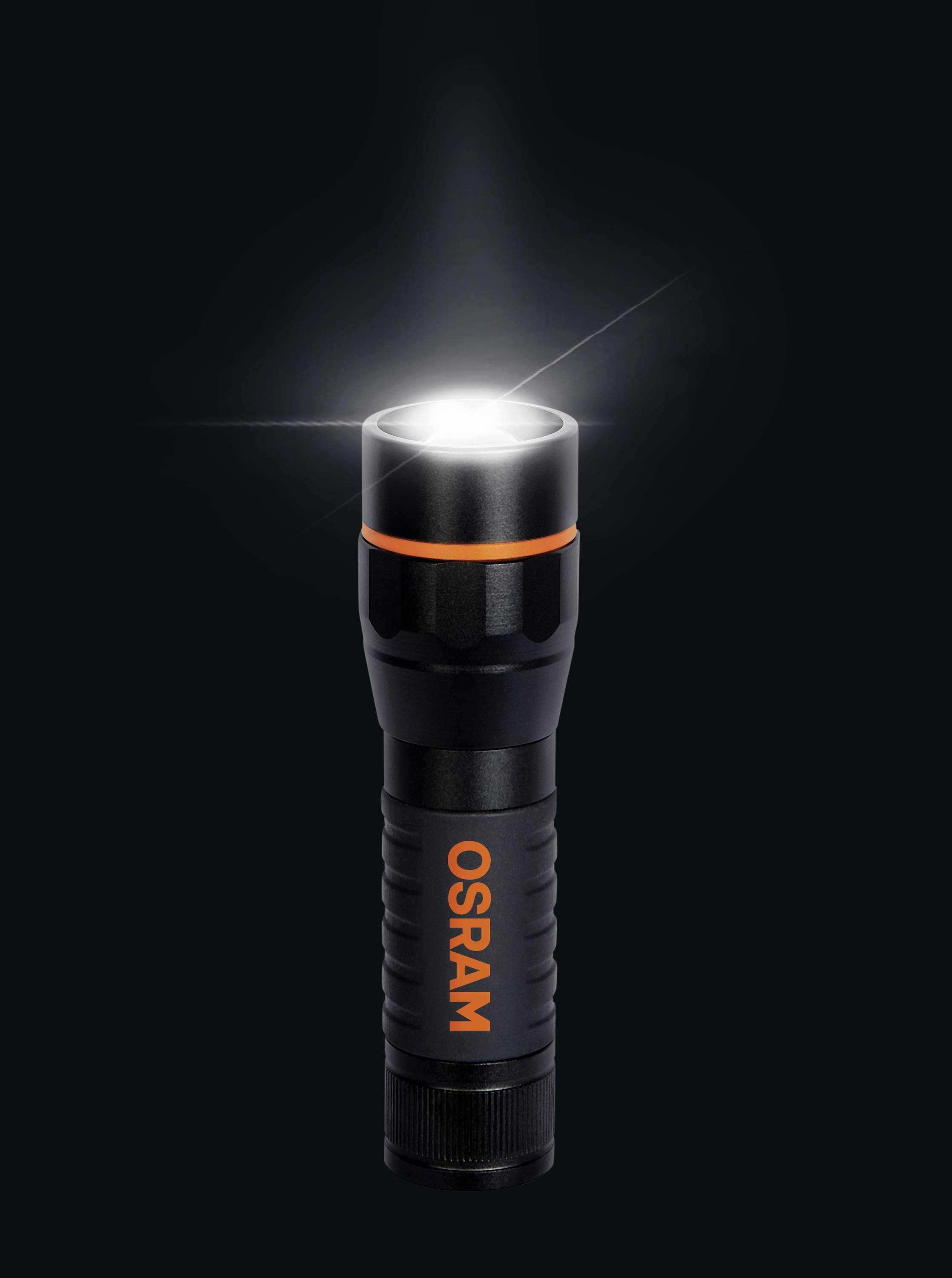 Une lampe de poche noire avec une tête lumineuse. L'inscription 'OSRAM' est visible en orange sur le côté.