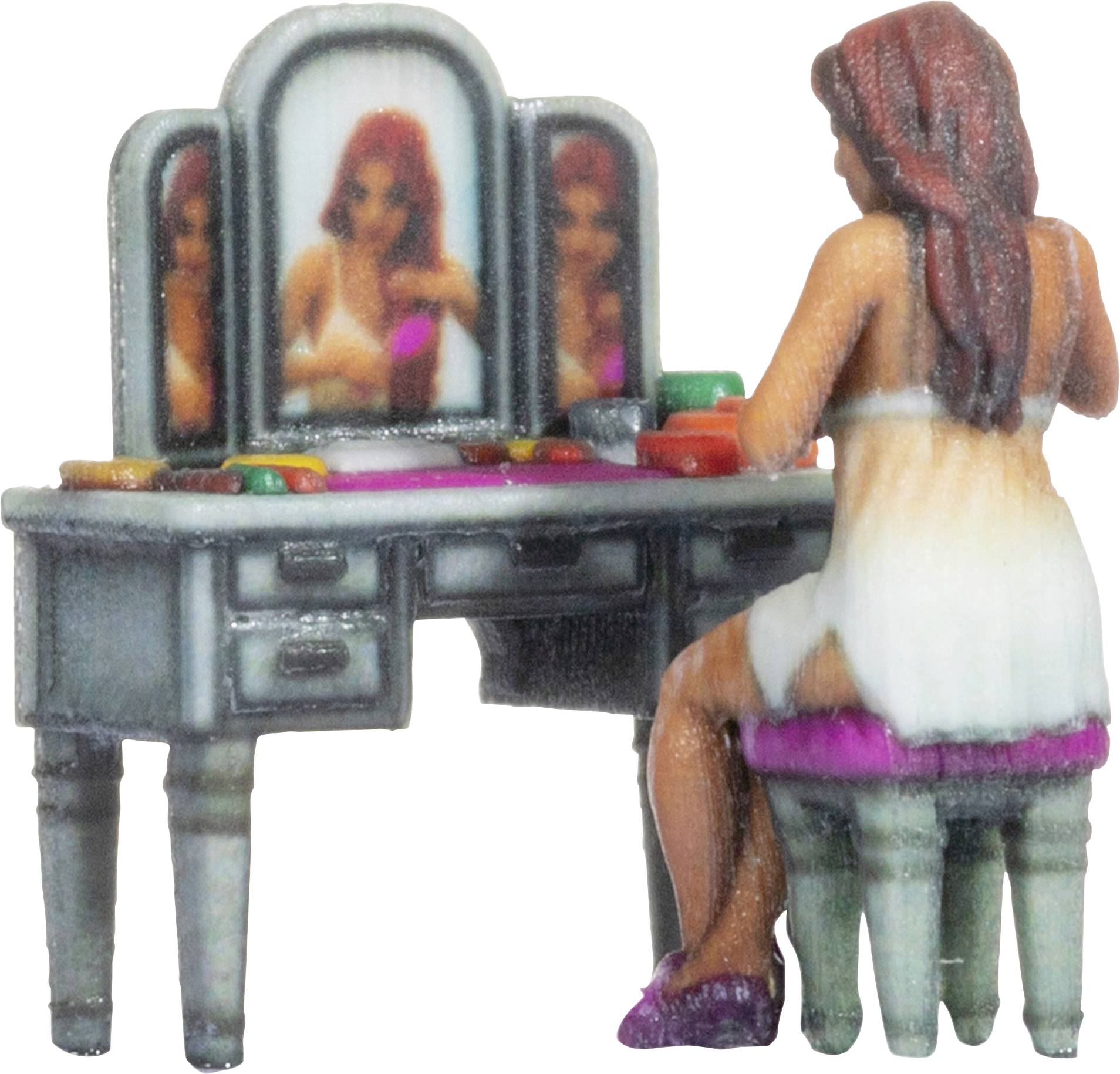 Une femme en robe blanche est assise devant une coiffeuse avec un miroir, plusieurs produits cosmétiques sont dispersés sur la table.