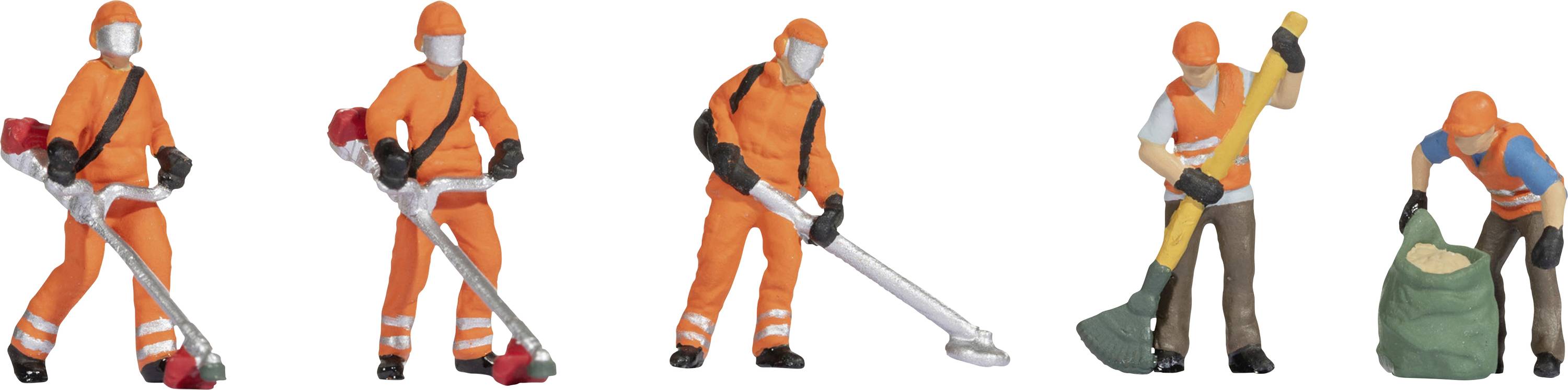 Des travailleurs en vêtements de protection orange nettoient le sol à l'aide de divers outils, dont un balai, une pelle et un aspirateur.