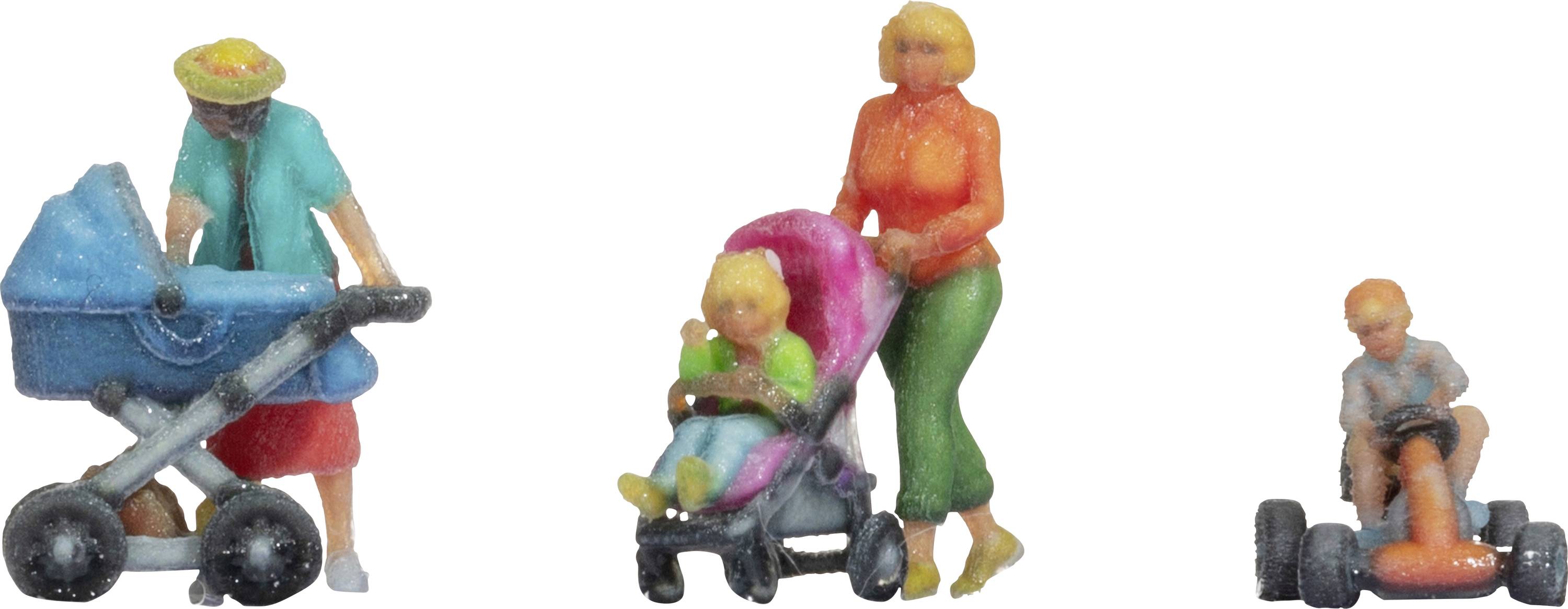 Une personne pousse une poussette, une autre pousse une voiture d'enfant avec un enfant. À côté, un enfant joue sur un karting.