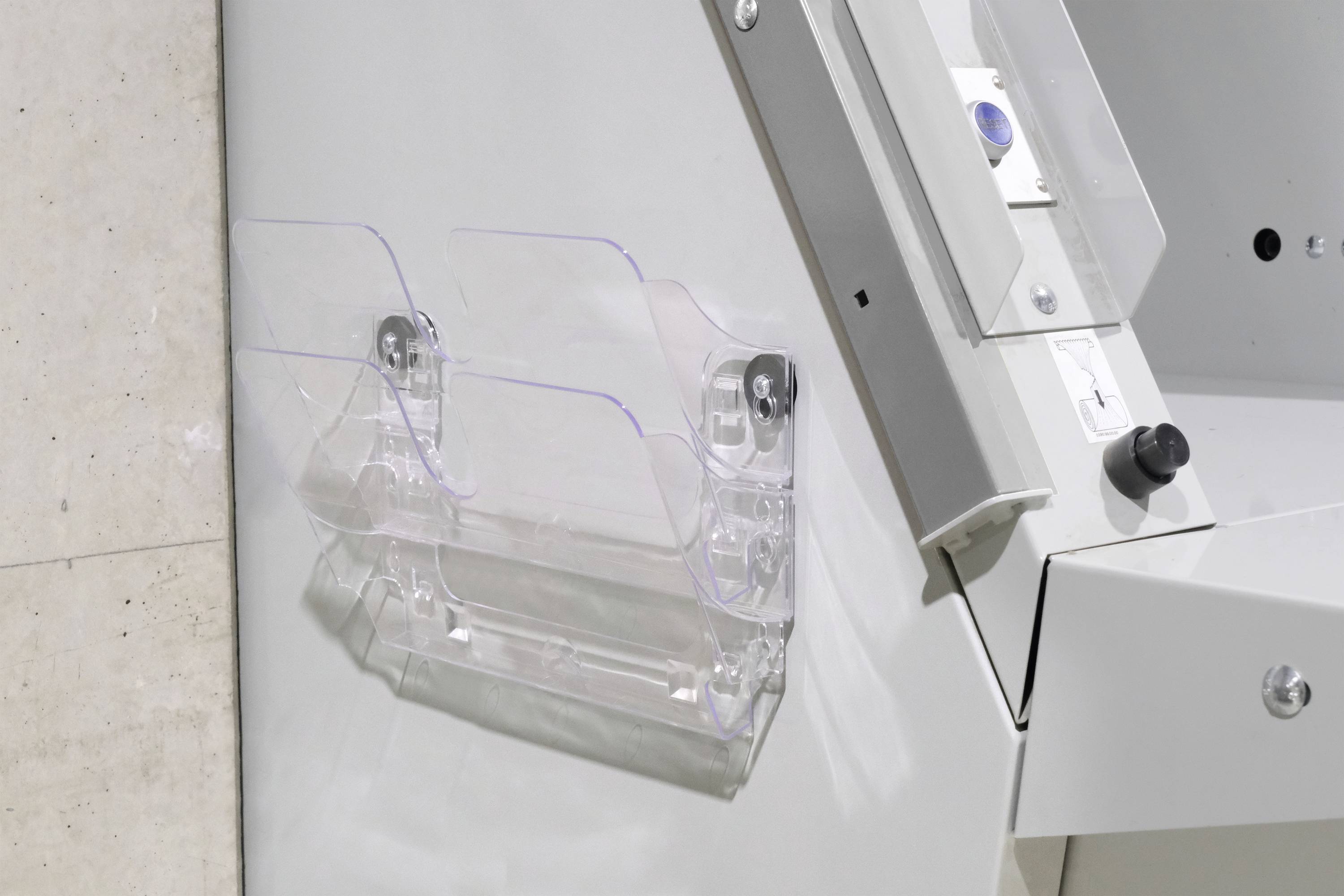 Un porte-prospectus vide et transparent, monté sur un mur gris clair, mis en valeur par la netteté des lignes environnantes.