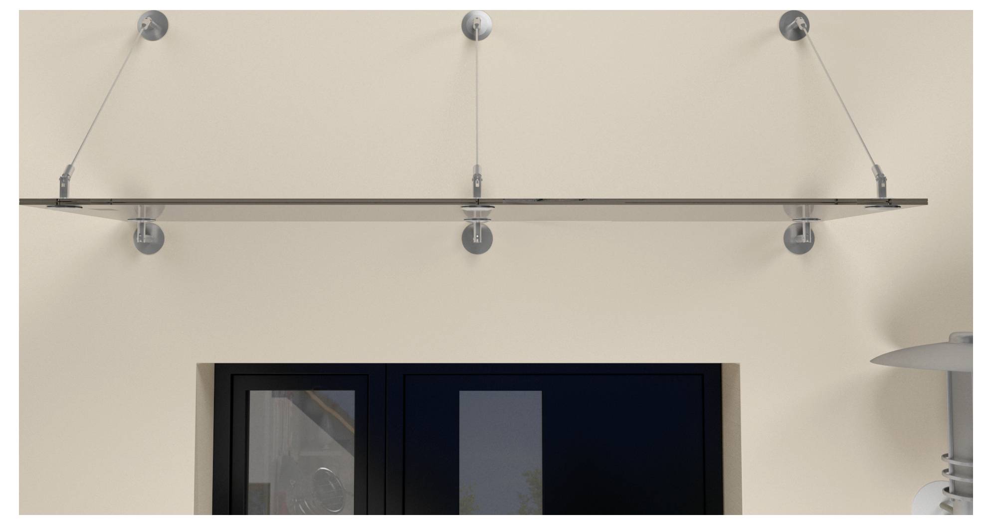 Auvent en verre avec des fixations en acier inoxydable au-dessus d'une porte noire sur un mur beige.
