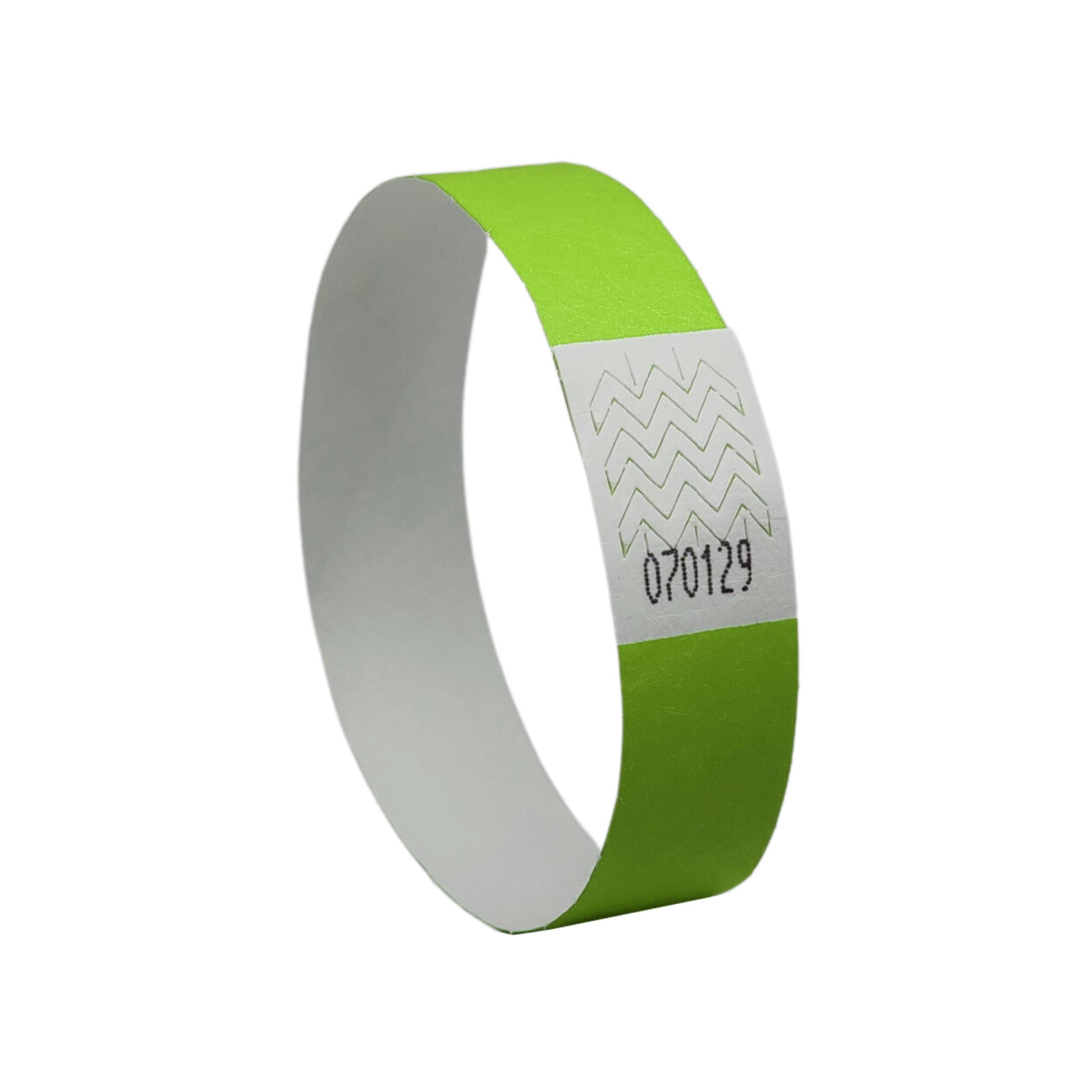 Bracelet d'entrée vert portant le numéro '070129' en écriture noire sur un fond blanc, souvent utilisé pour des événements ou des festivals.